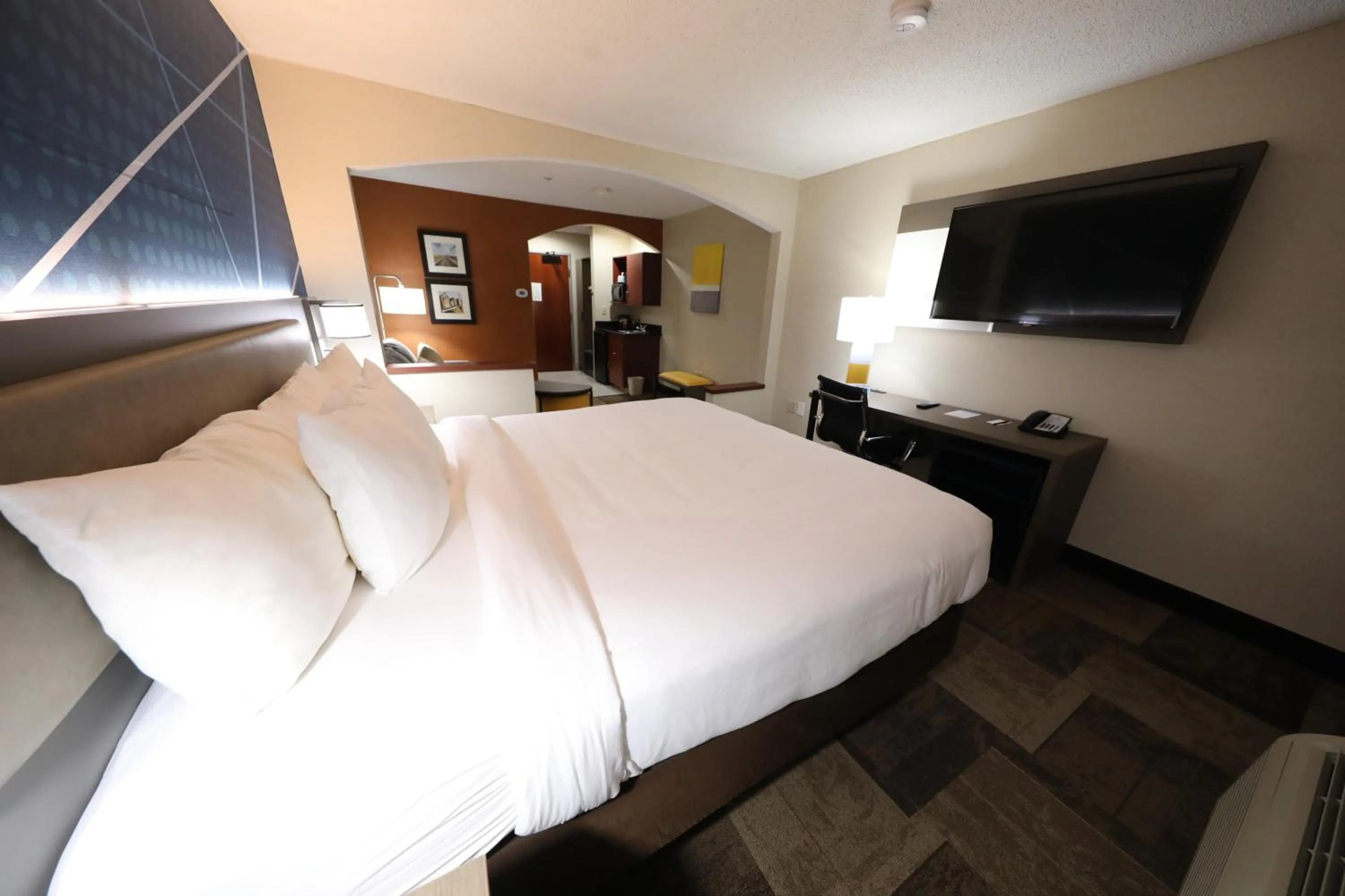 Bed in Comfort Inn & Suites Hutchinson
