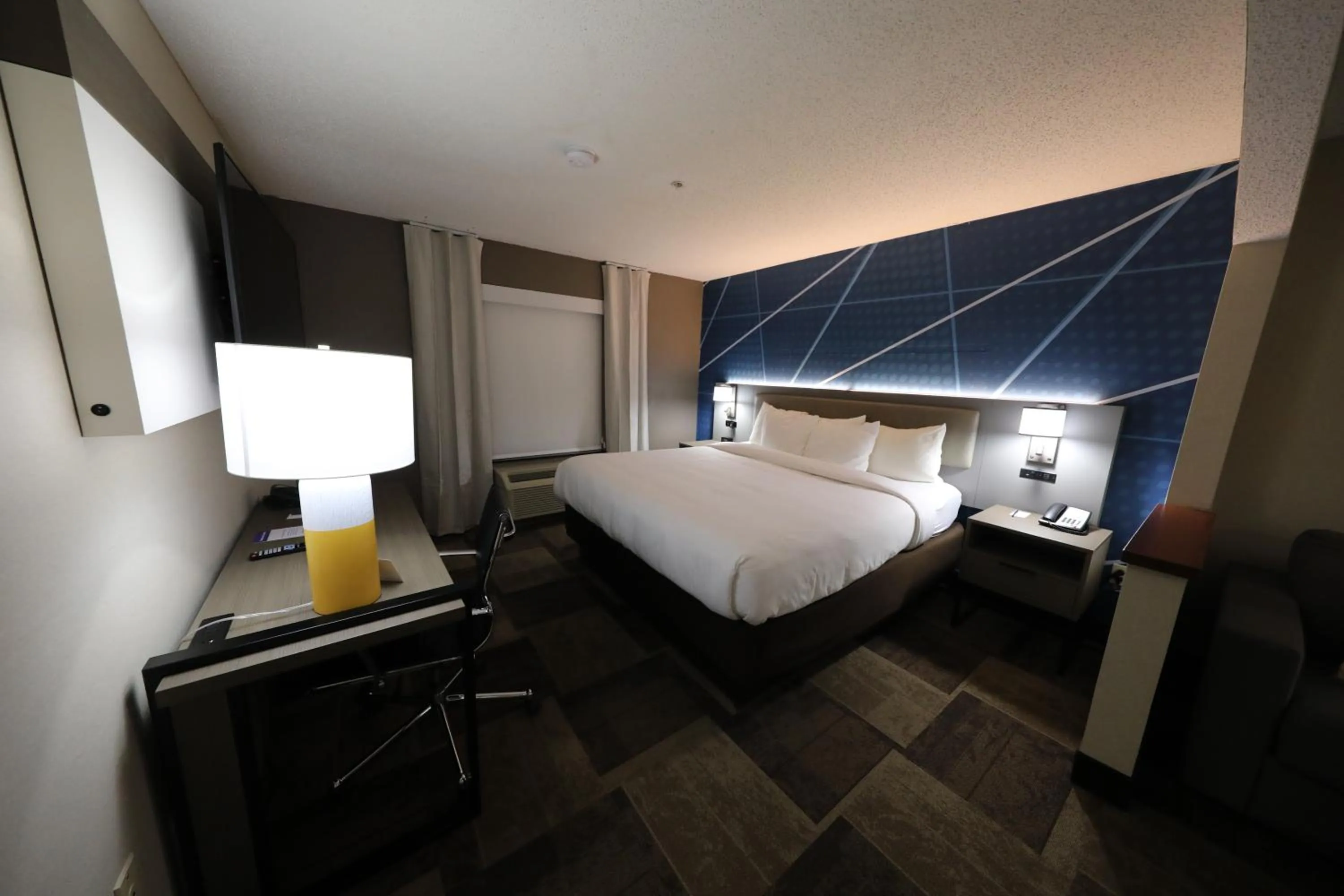 Bed in Comfort Inn & Suites Hutchinson