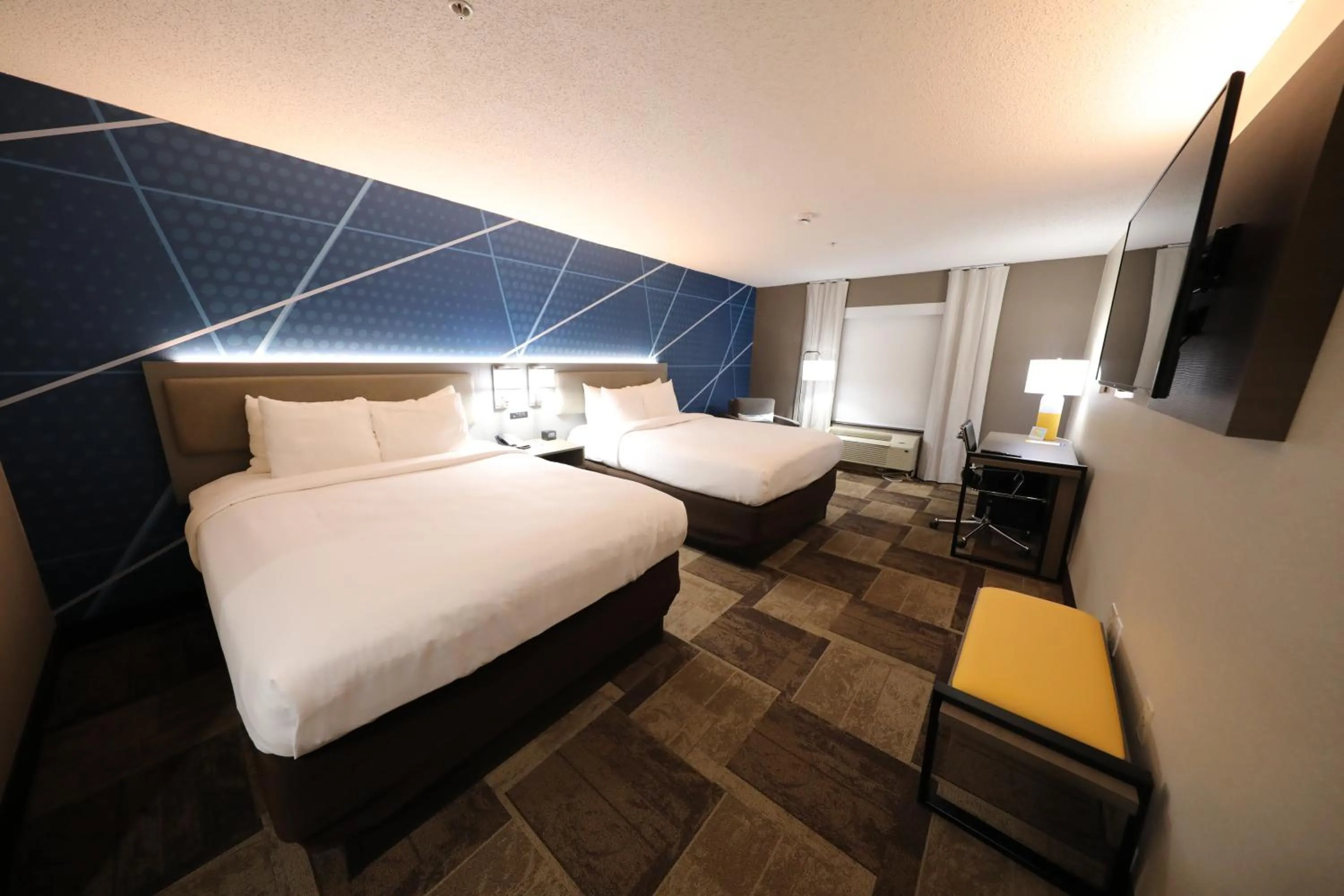 Bed in Comfort Inn & Suites Hutchinson