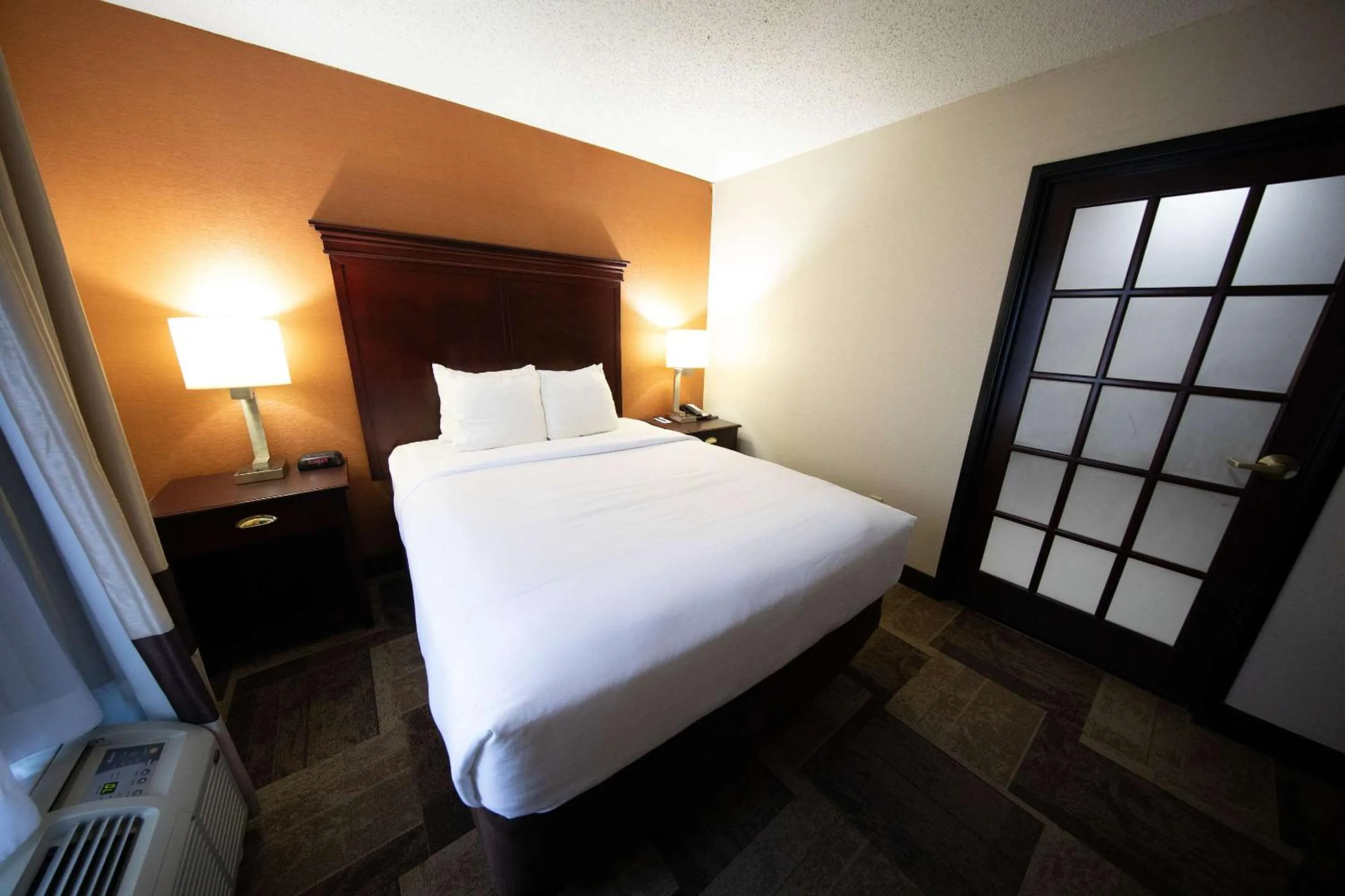 Bedroom, Bed in Comfort Inn & Suites Hutchinson