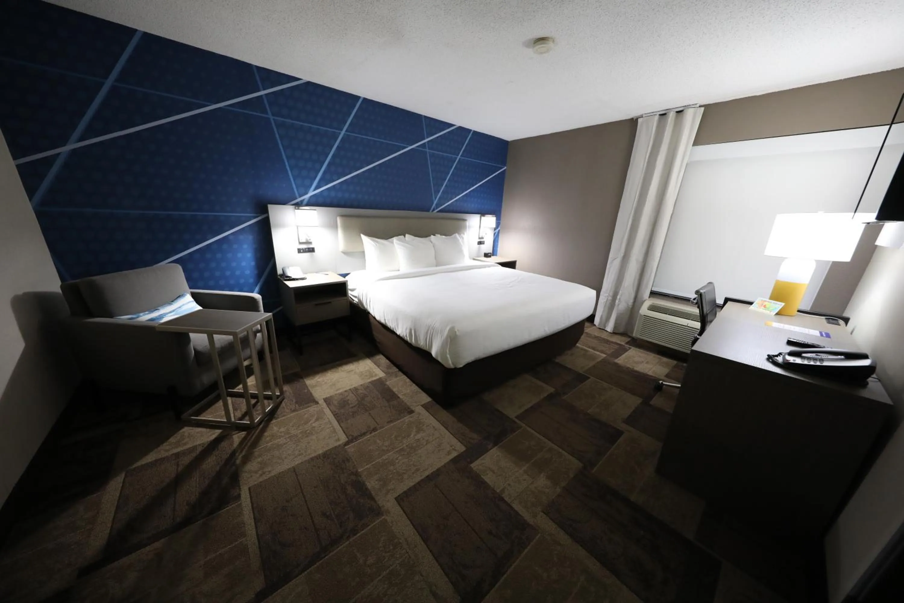 Bed in Comfort Inn & Suites Hutchinson