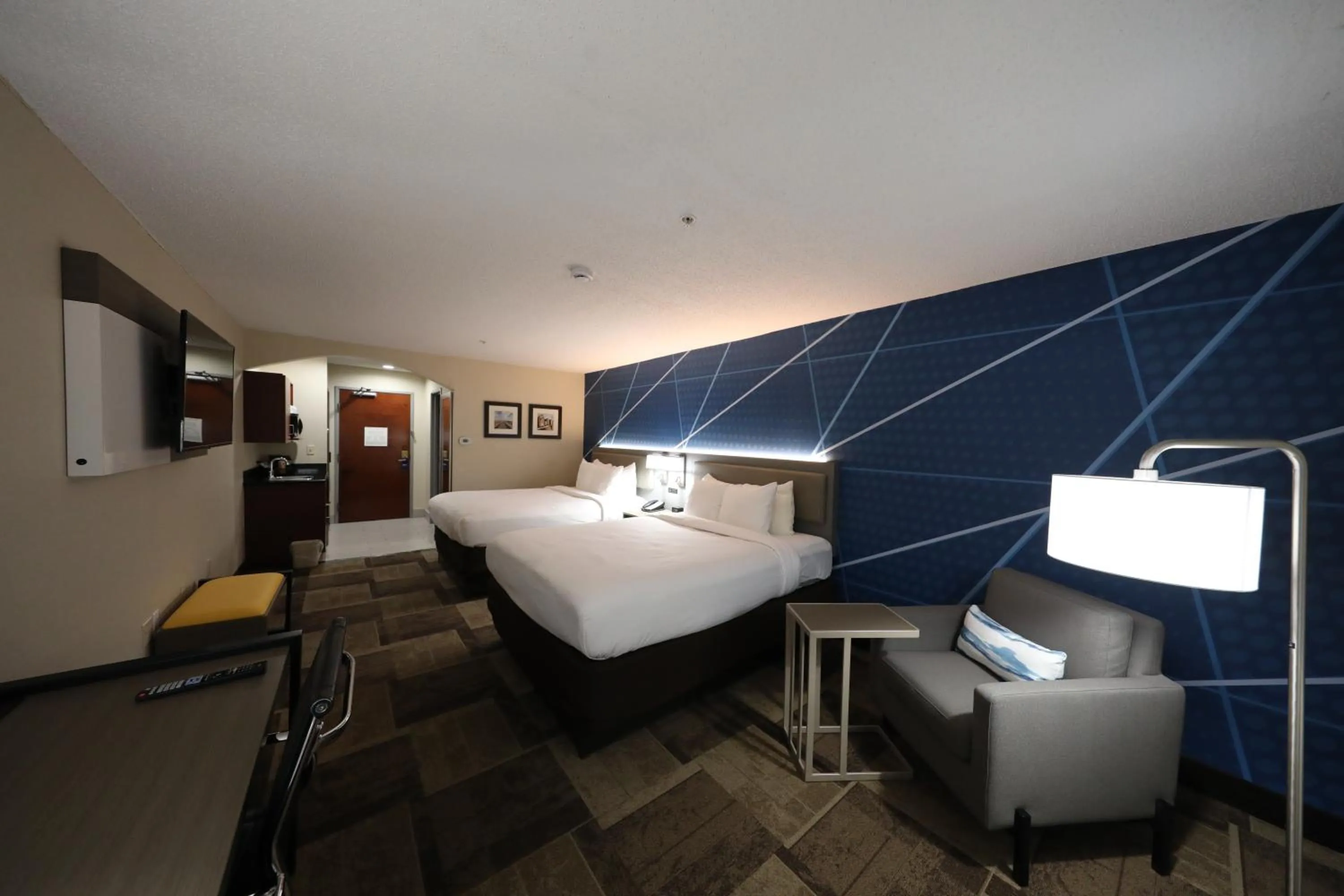 Bed in Comfort Inn & Suites Hutchinson