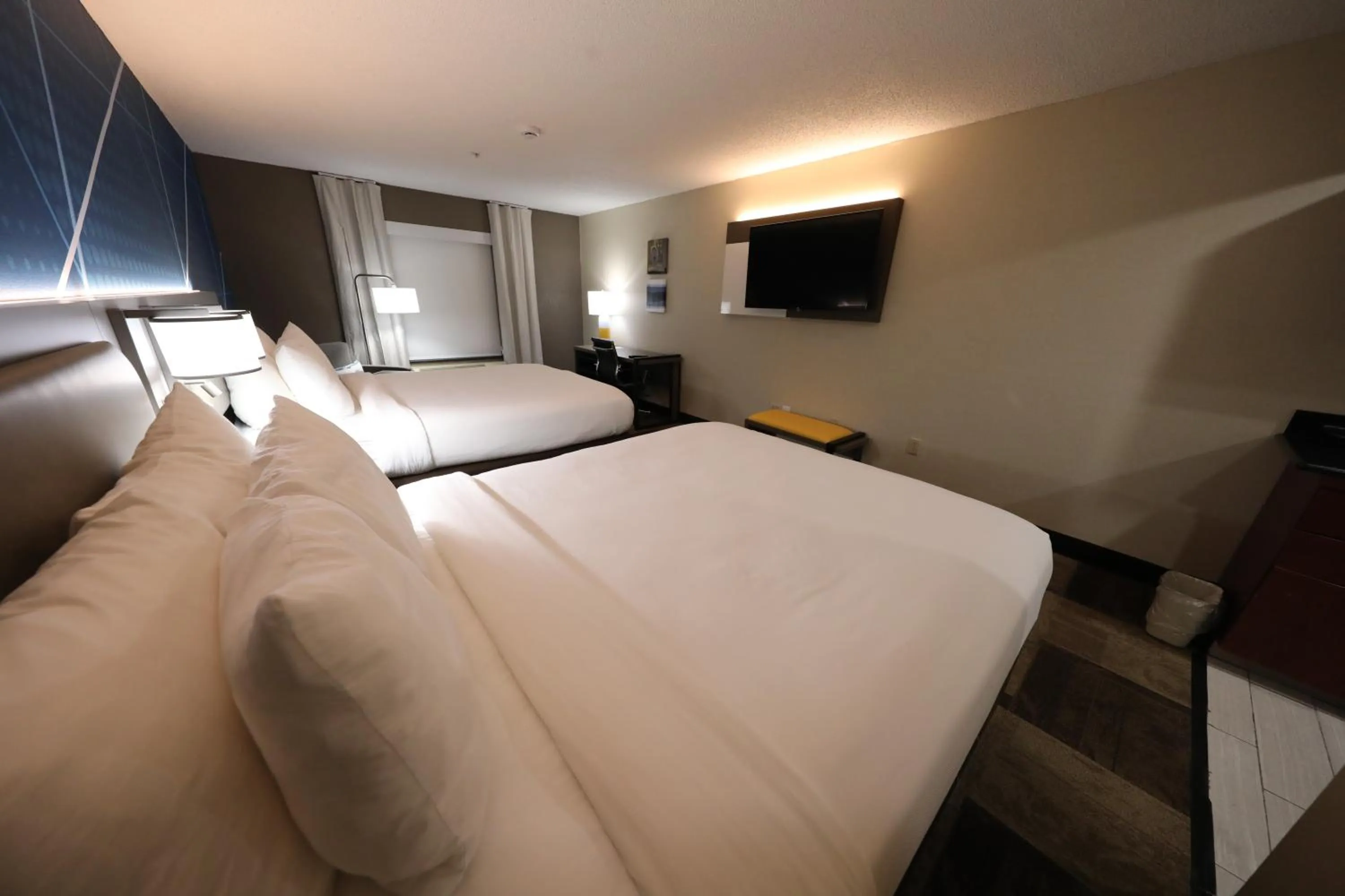 Bed in Comfort Inn & Suites Hutchinson