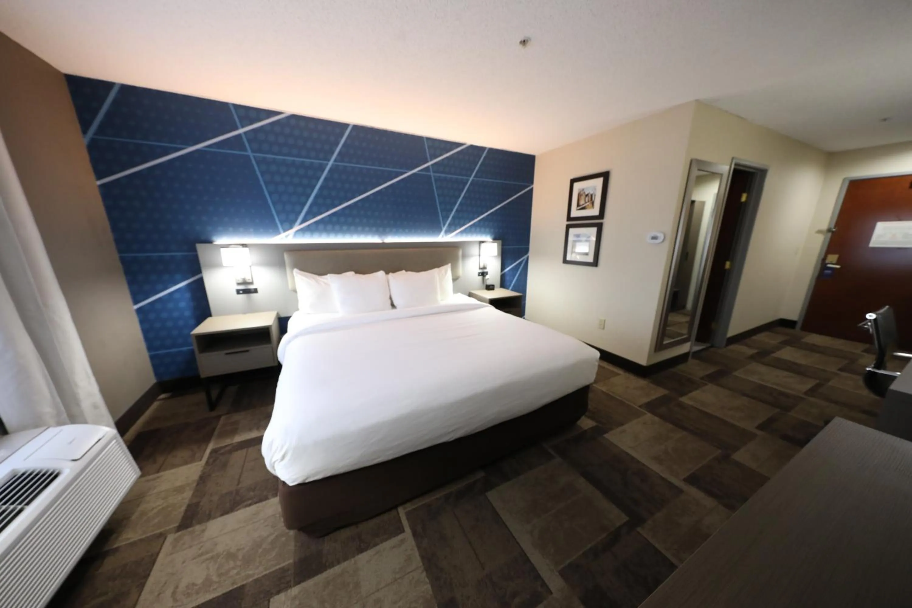 Bed in Comfort Inn & Suites Hutchinson