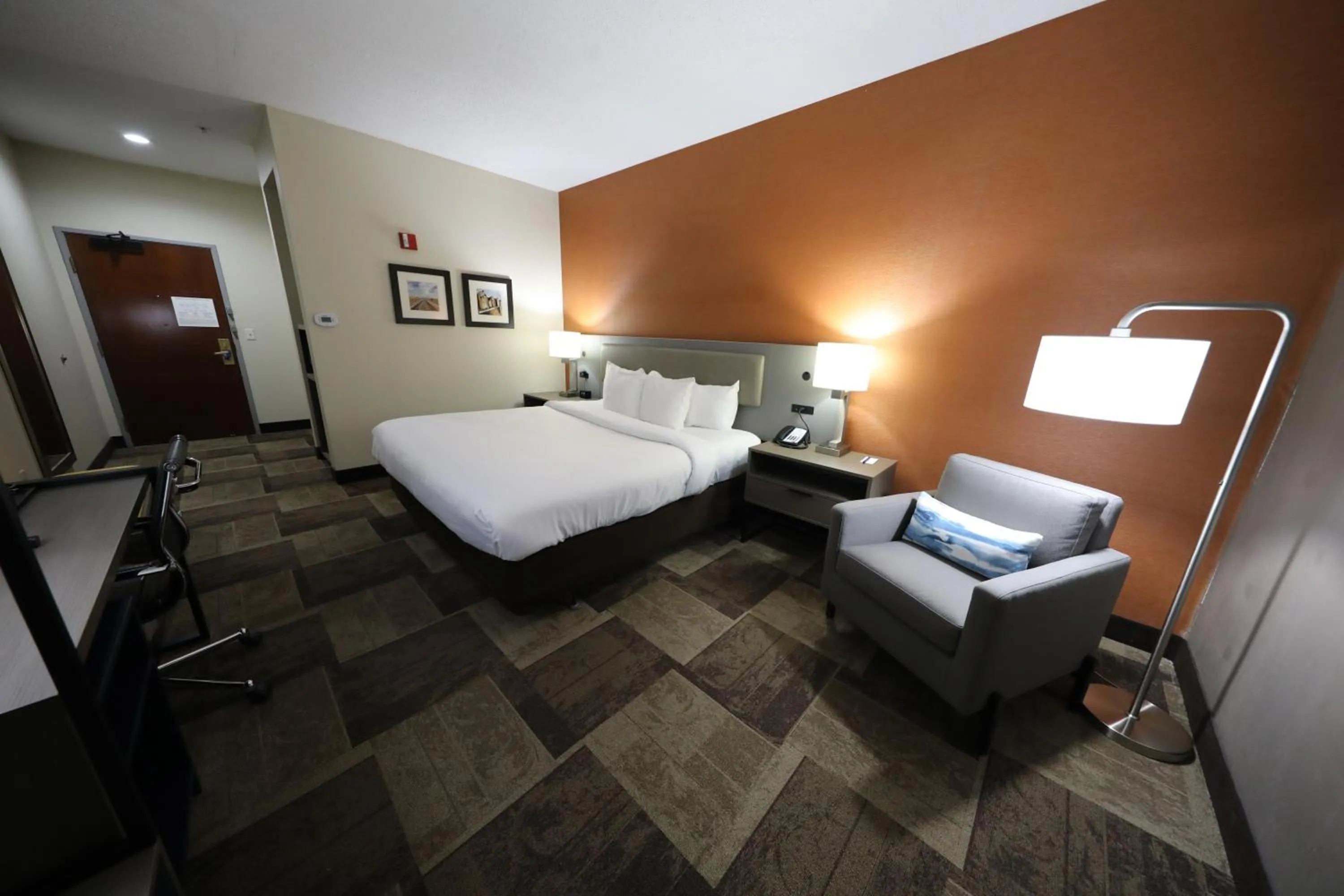 Bed in Comfort Inn & Suites Hutchinson