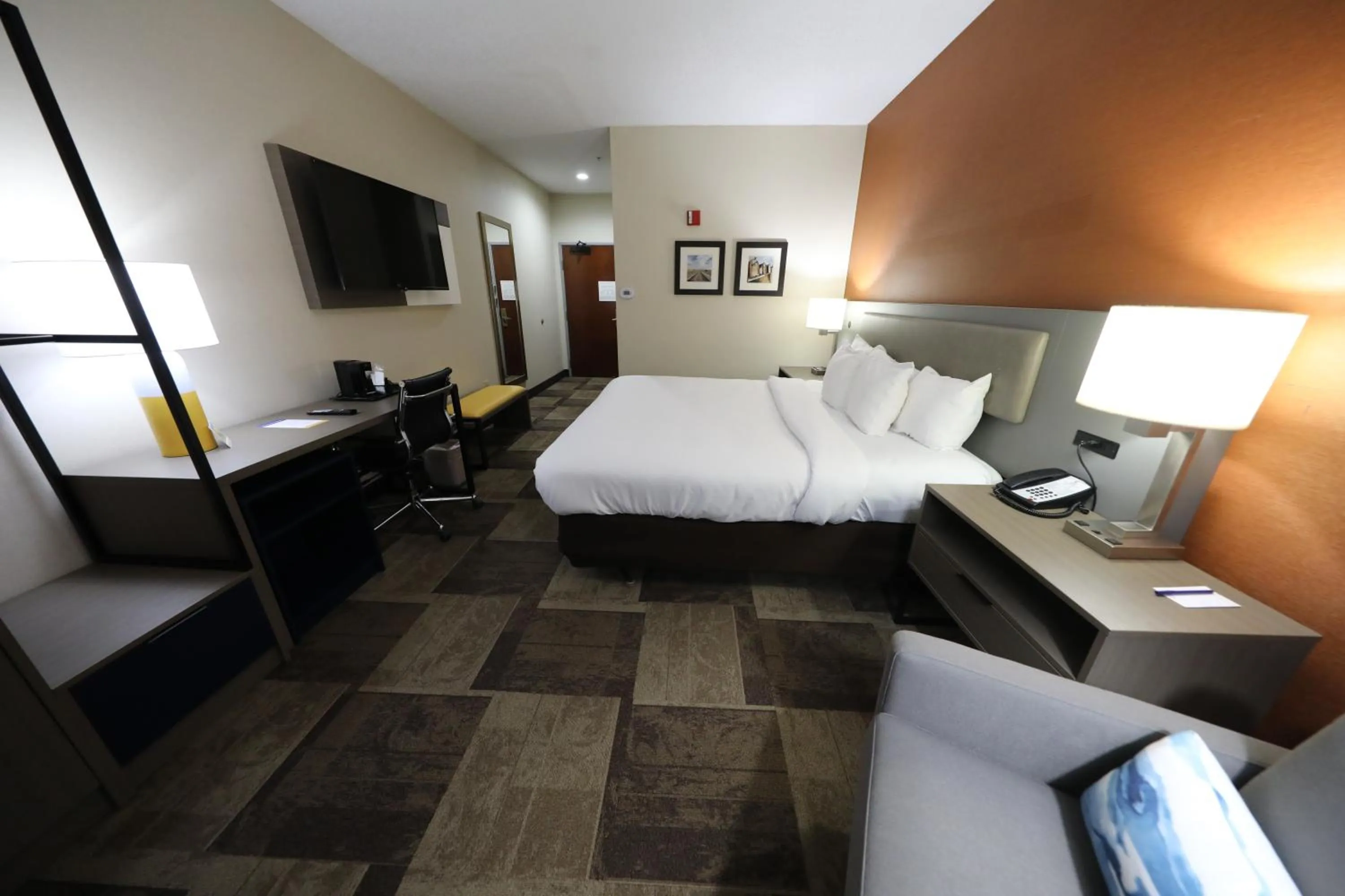 Bed in Comfort Inn & Suites Hutchinson