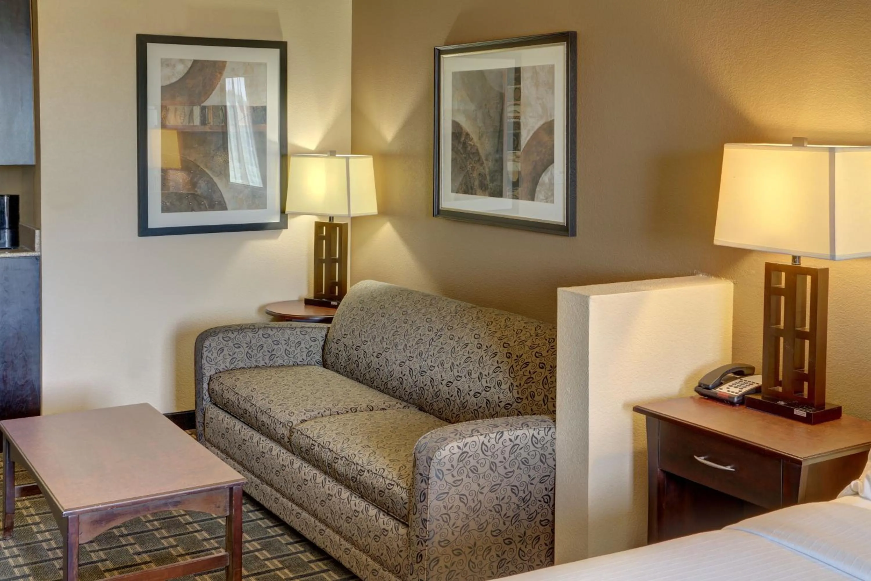 Photo of the whole room, Bed in Holiday Inn Express Hotel & Suites Huntsville by IHG