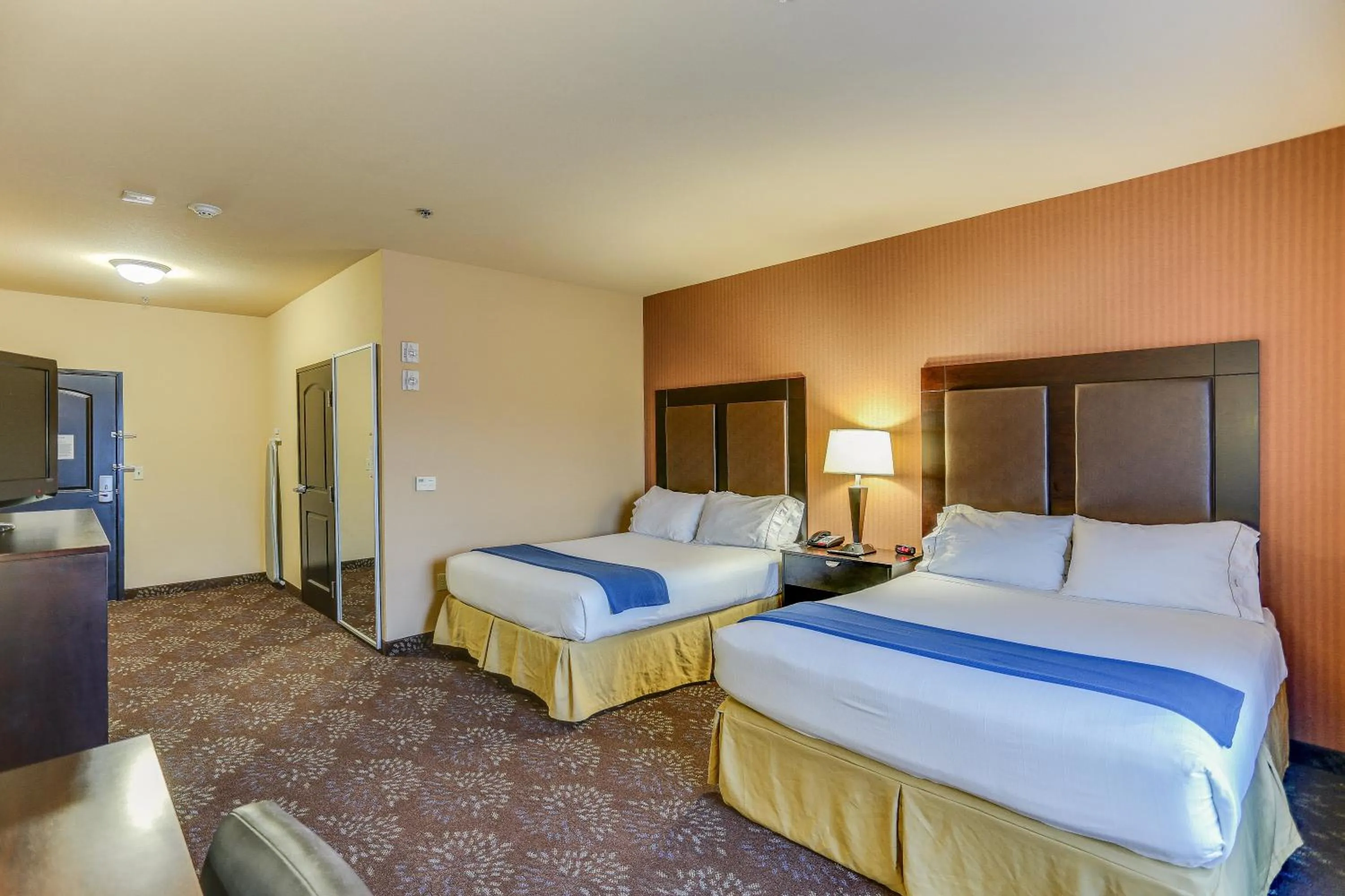 Photo of the whole room, Bed in Holiday Inn Express Hotel & Suites Huntsville by IHG