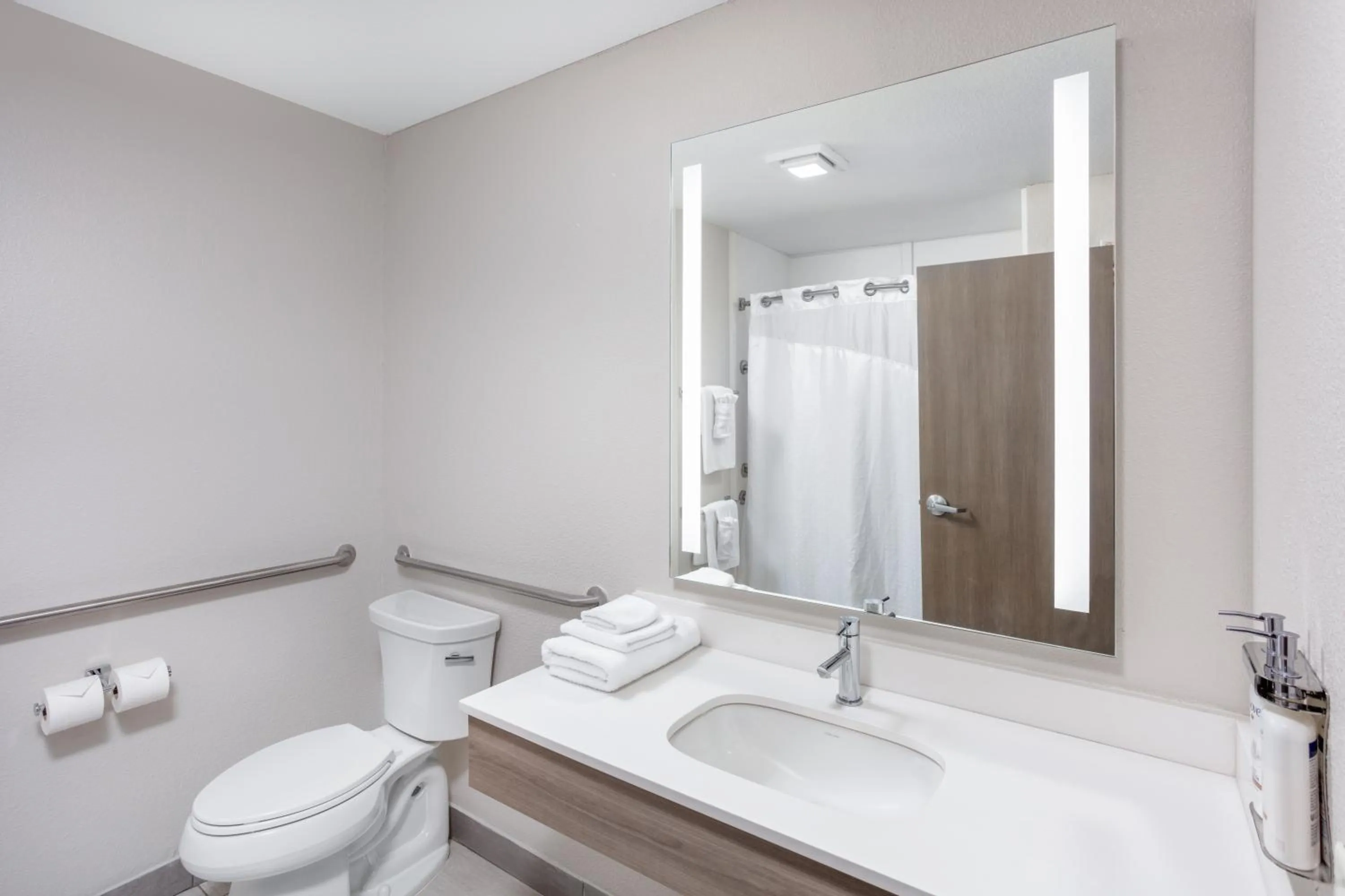 Bathroom in Holiday Inn Express Kearney by IHG