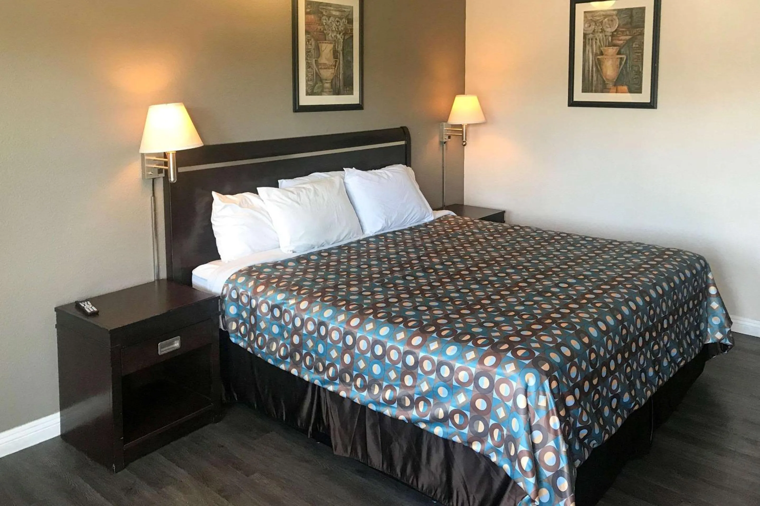 Photo of the whole room, Bed in Rodeway Inn Ontario Mills Mall