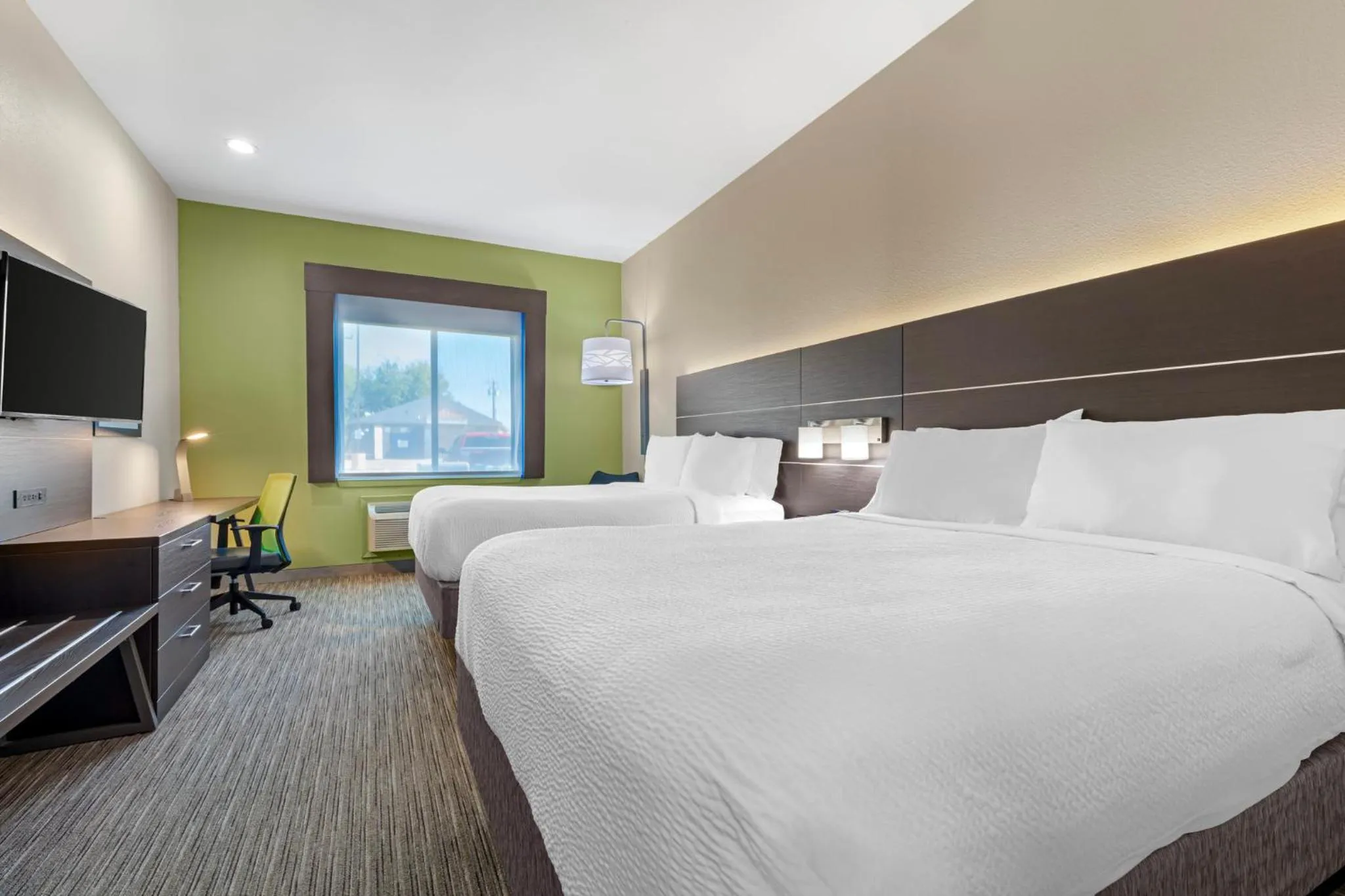 Photo of the whole room, Bed in Holiday Inn Express Hotel and Suites Fairfield-North by IHG
