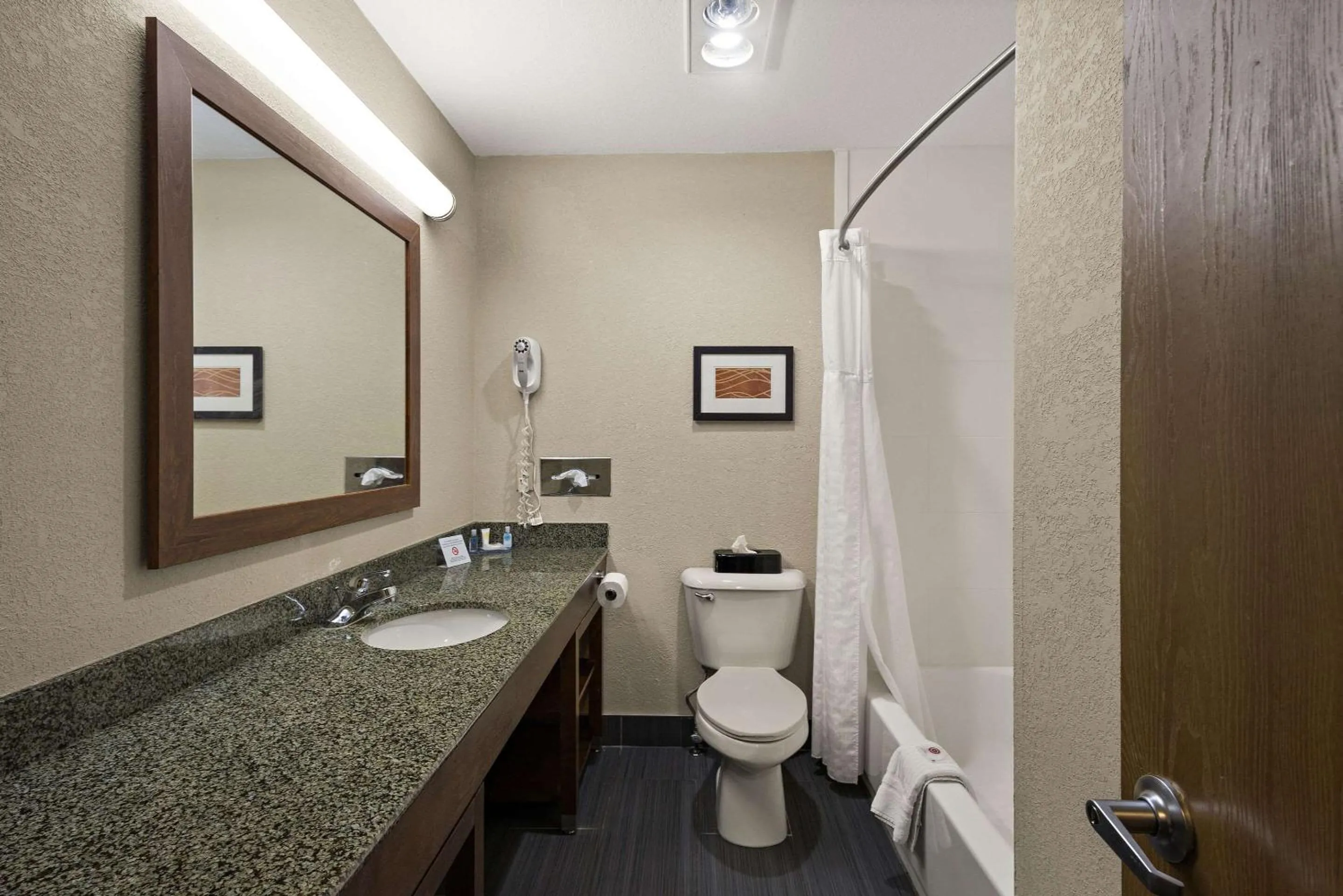 Bedroom in Comfort Inn Huntington Near University