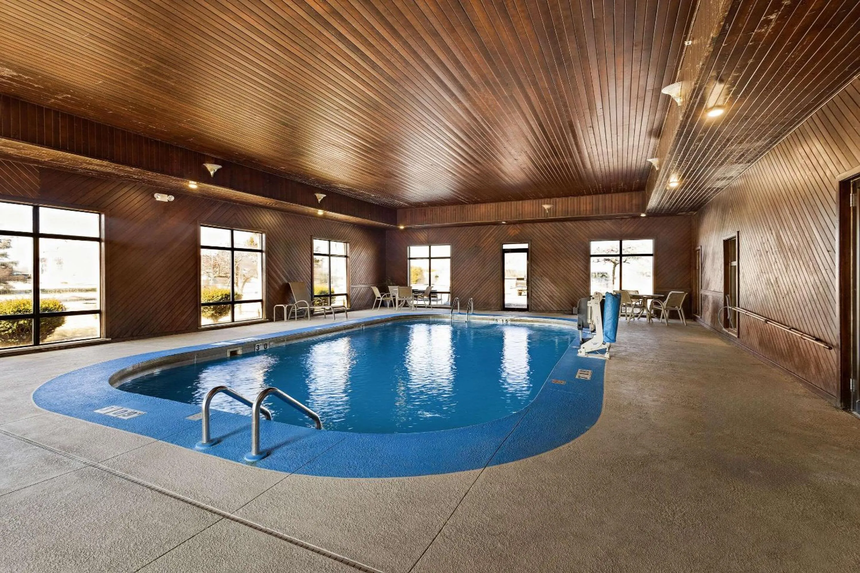 Swimming pool in Comfort Inn Huntington Near University
