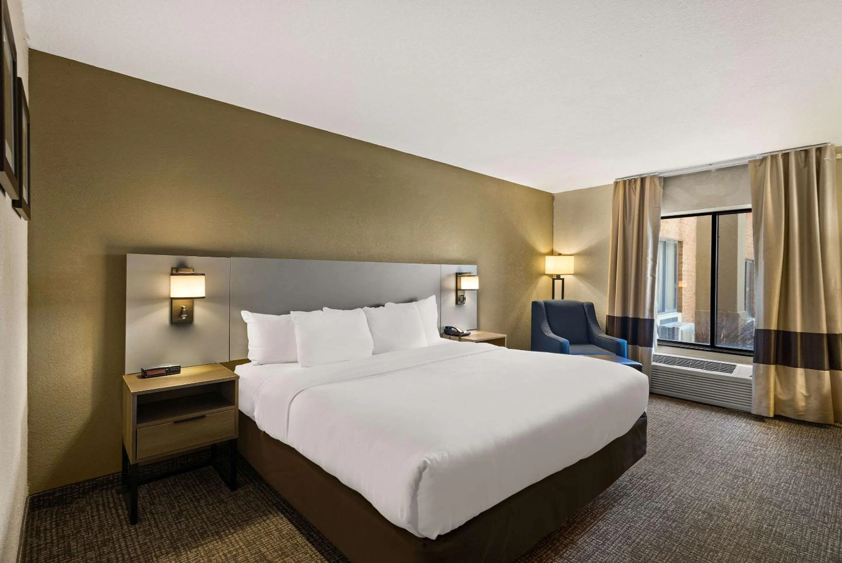 Bedroom, Bed in Comfort Inn Huntington Near University