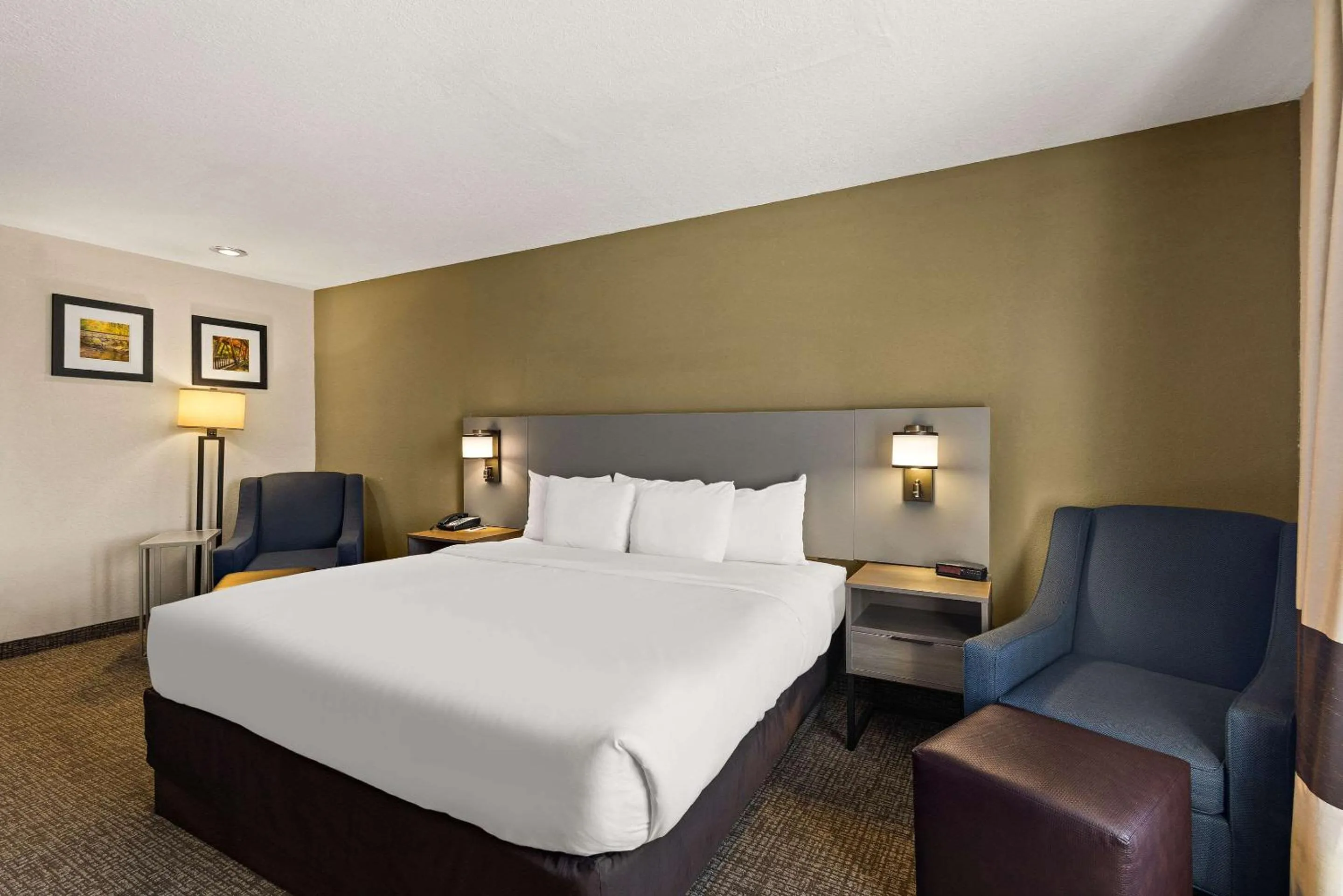 Bedroom, Bed in Comfort Inn Huntington Near University