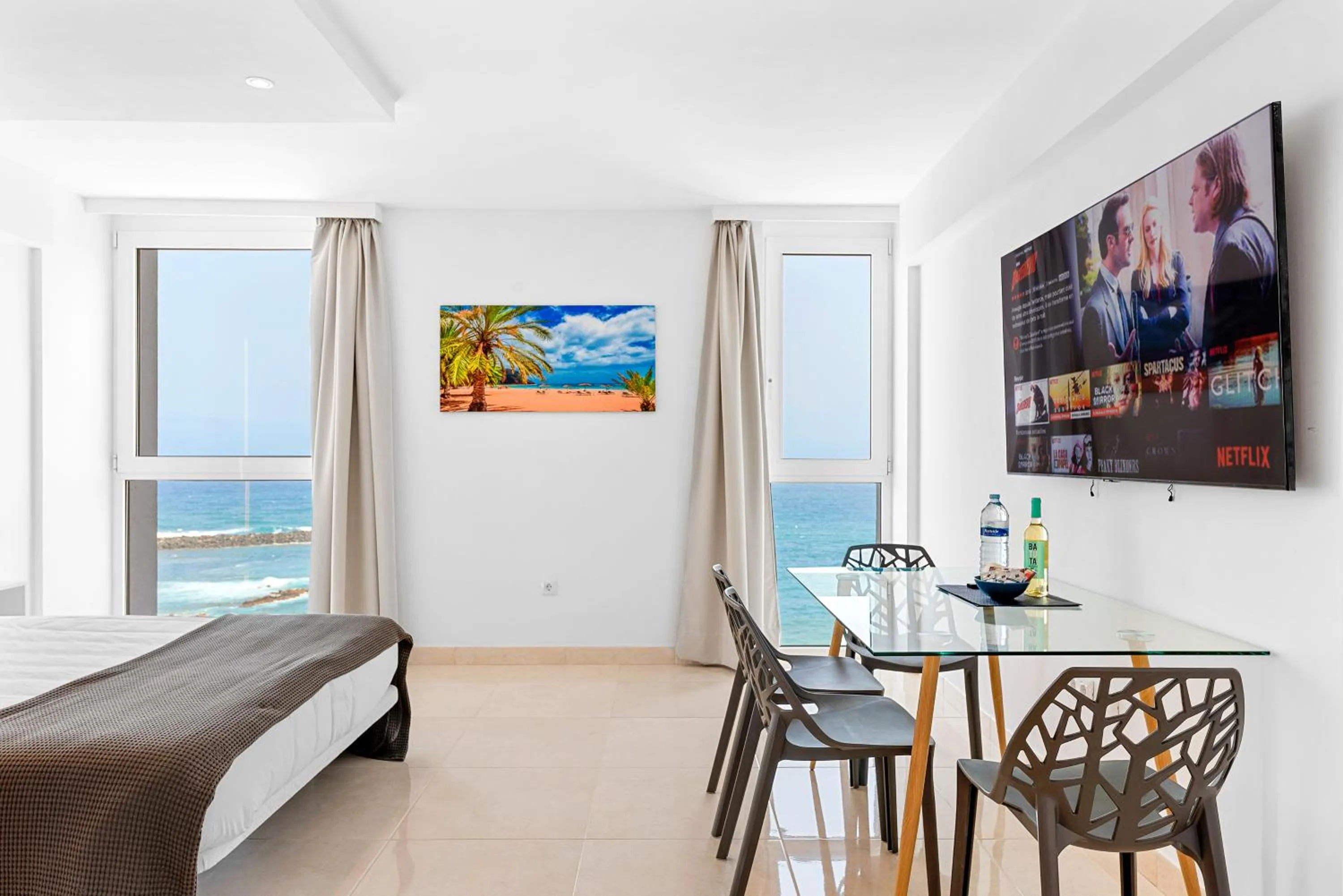 Communal lounge/ TV room, Bed in Ocean Vistas 24