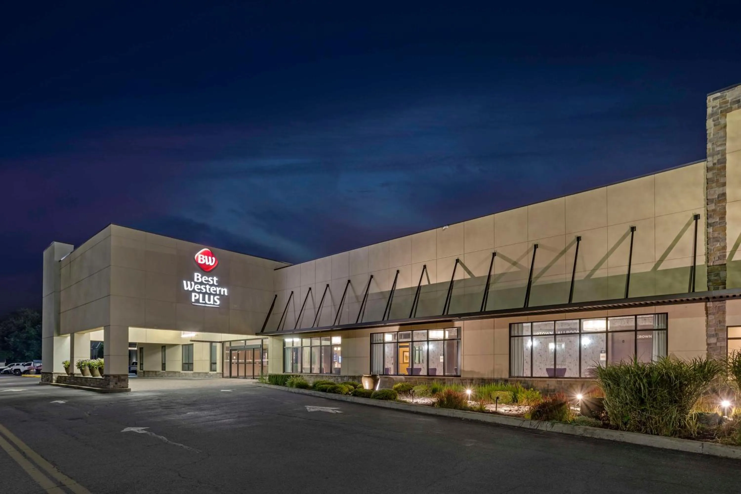 Property building in Best Western Plus Kingston Hotel and Conference Center