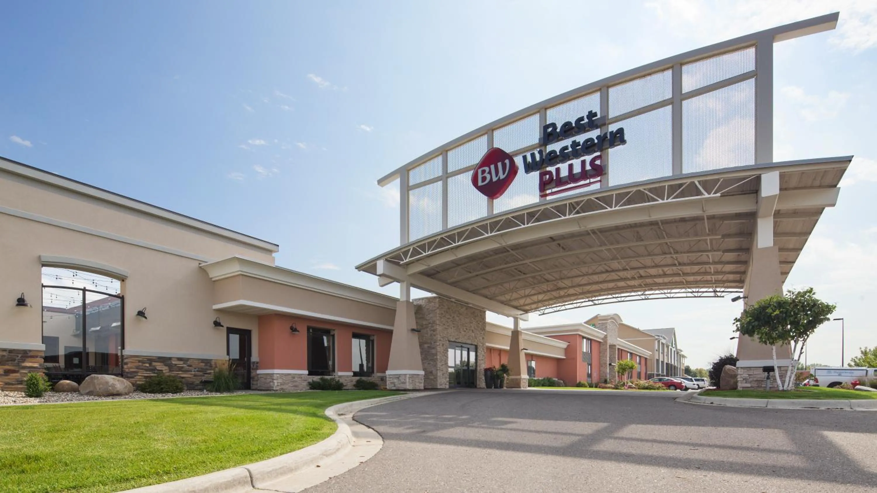 Property building in Best Western Plus Willmar