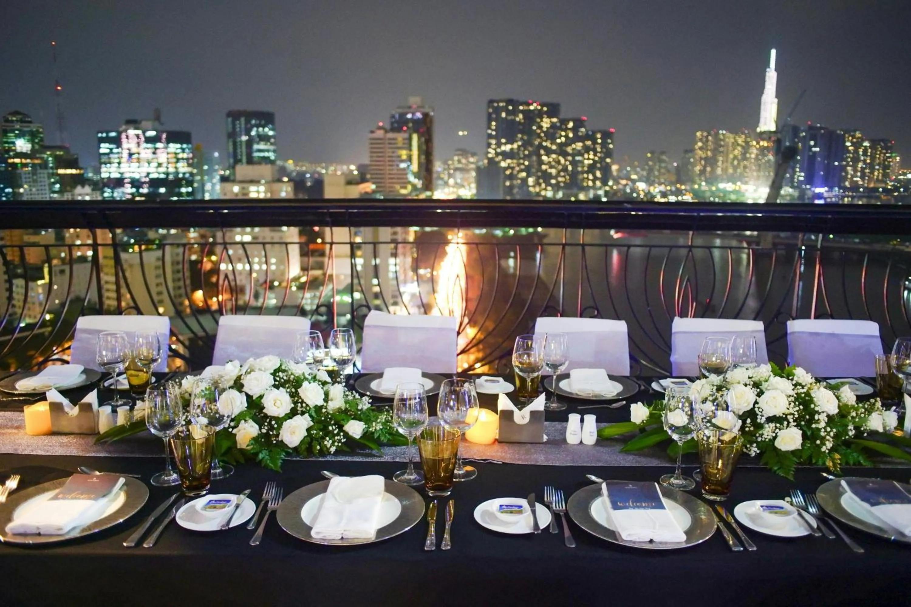 Lounge or bar in Renaissance Riverside Hotel Saigon