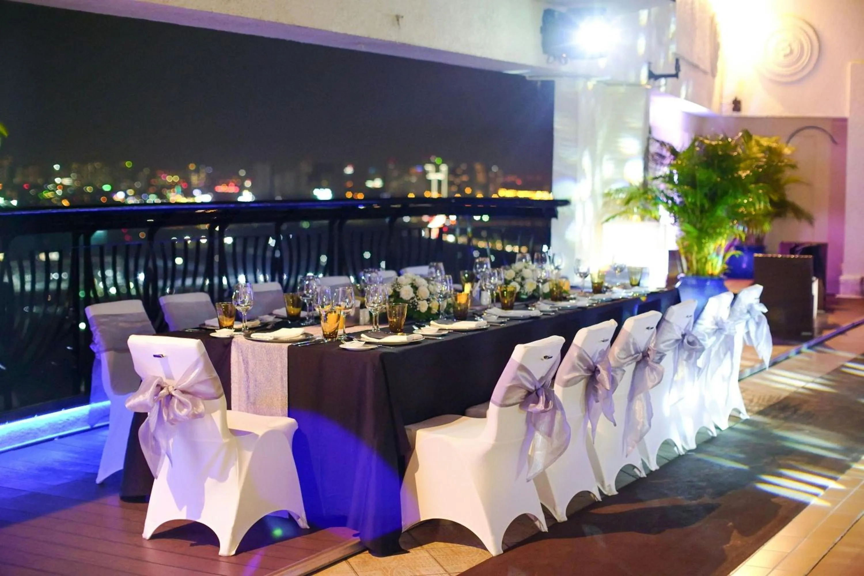 Lounge or bar in Renaissance Riverside Hotel Saigon