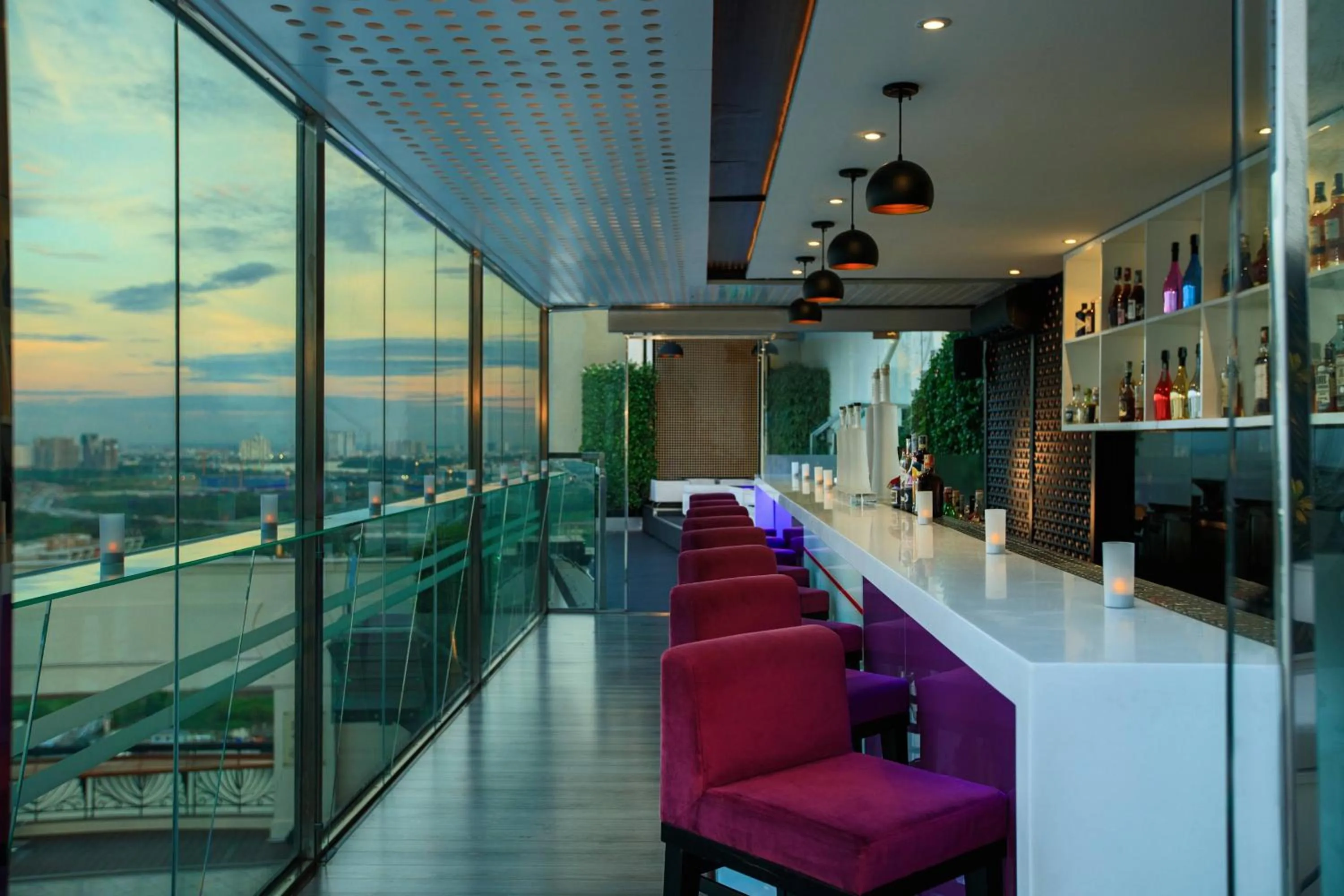 Lounge or bar in Renaissance Riverside Hotel Saigon