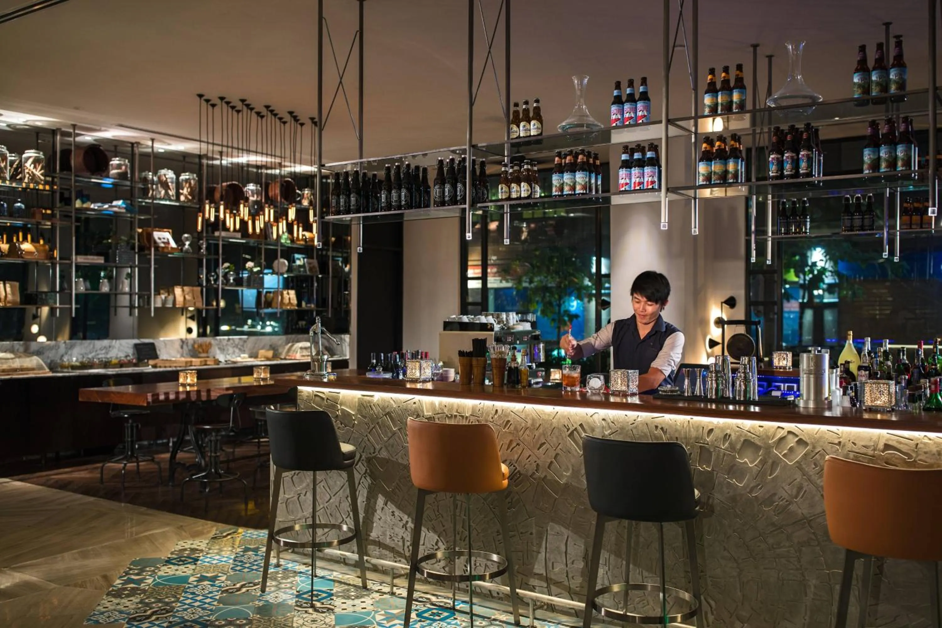Lounge or bar in Renaissance Riverside Hotel Saigon