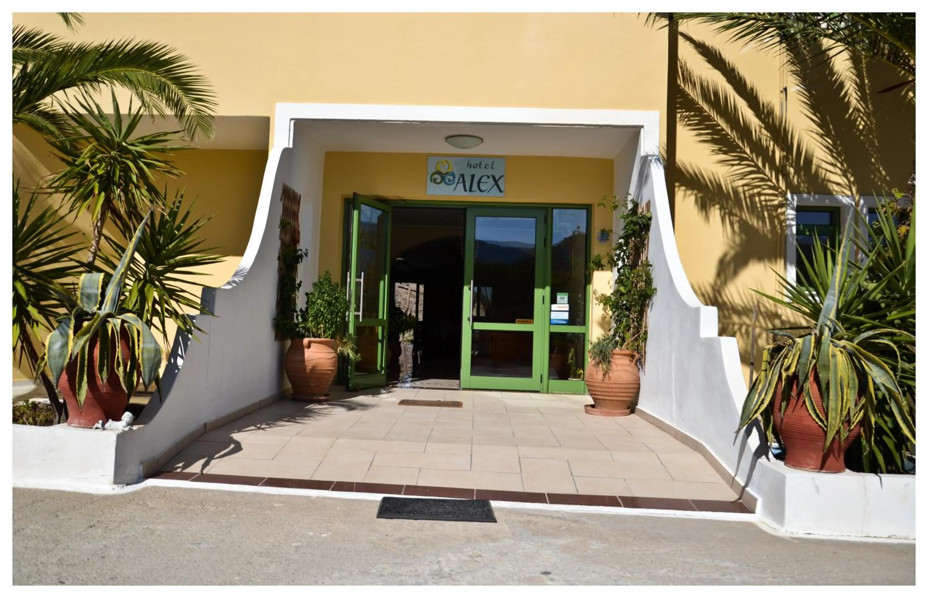 Facade/entrance in Alex