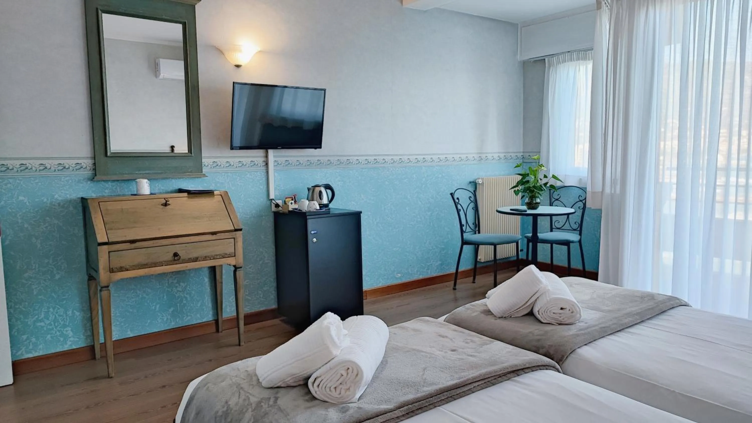 Bedroom, Bed in Hôtel Alexandra