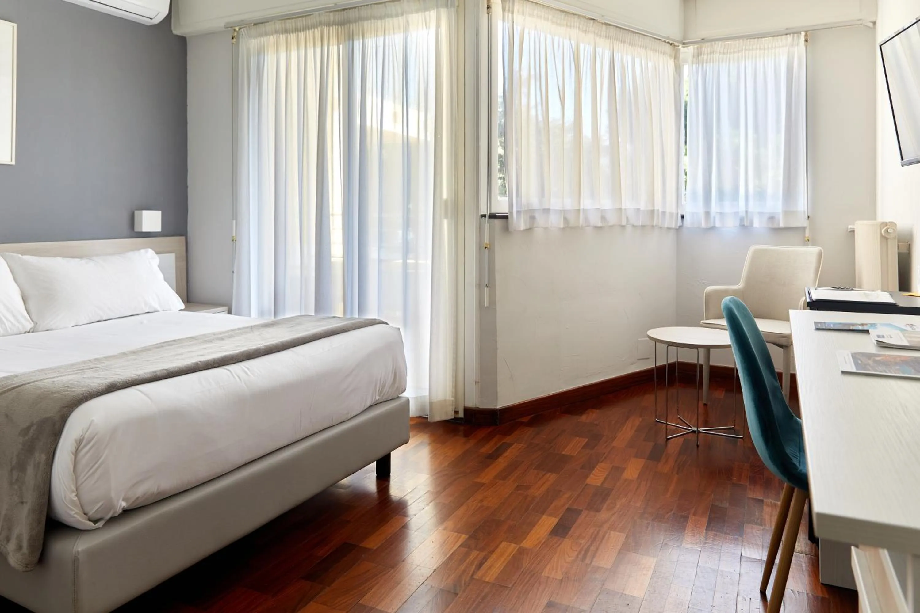 Bedroom, Bed in Hôtel Alexandra