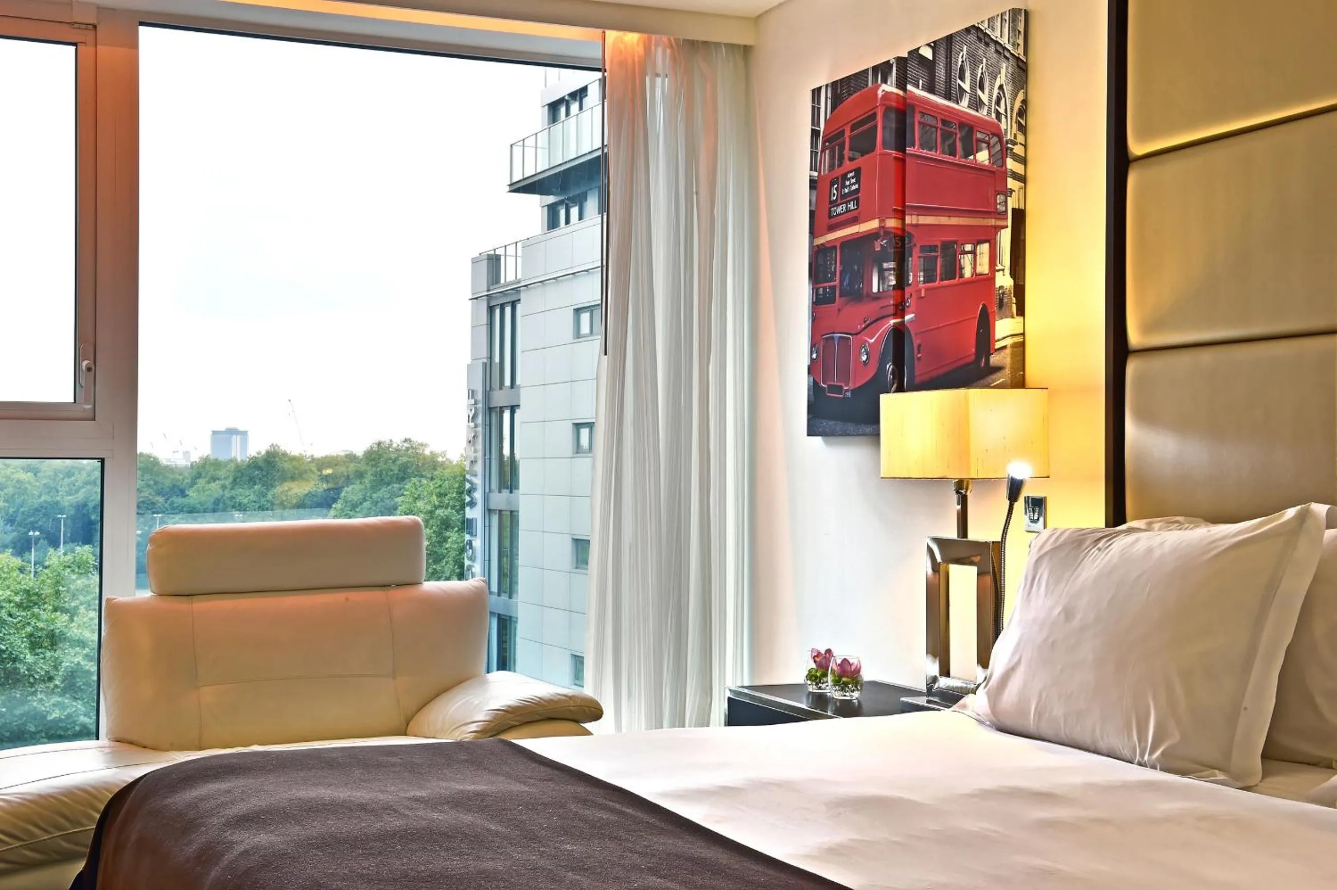 View (from property/room), Bed in Pestana Chelsea Bridge Hotel & SPA