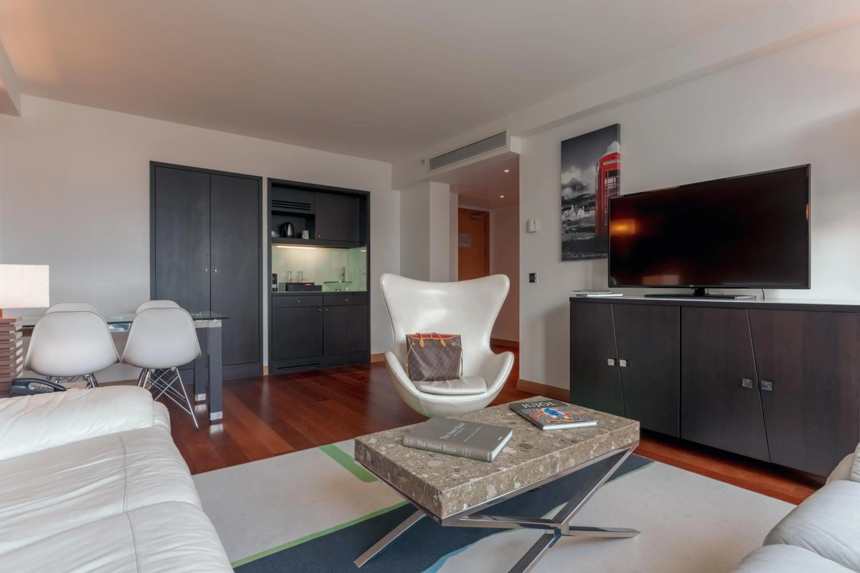 Living room in Pestana Chelsea Bridge Hotel & SPA