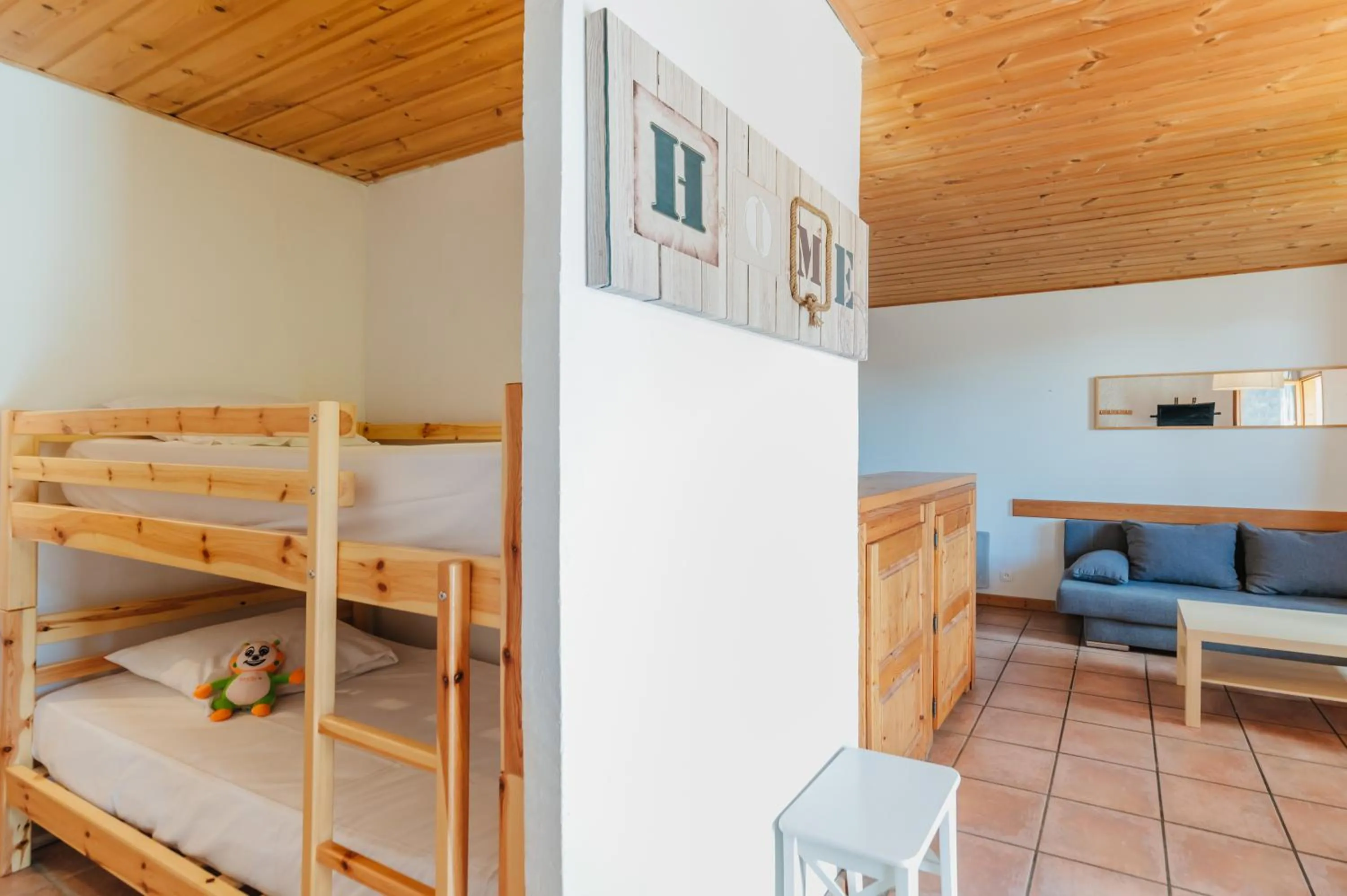 Living room, Bed in Résidence Sunêlia Les Logis d'Orres