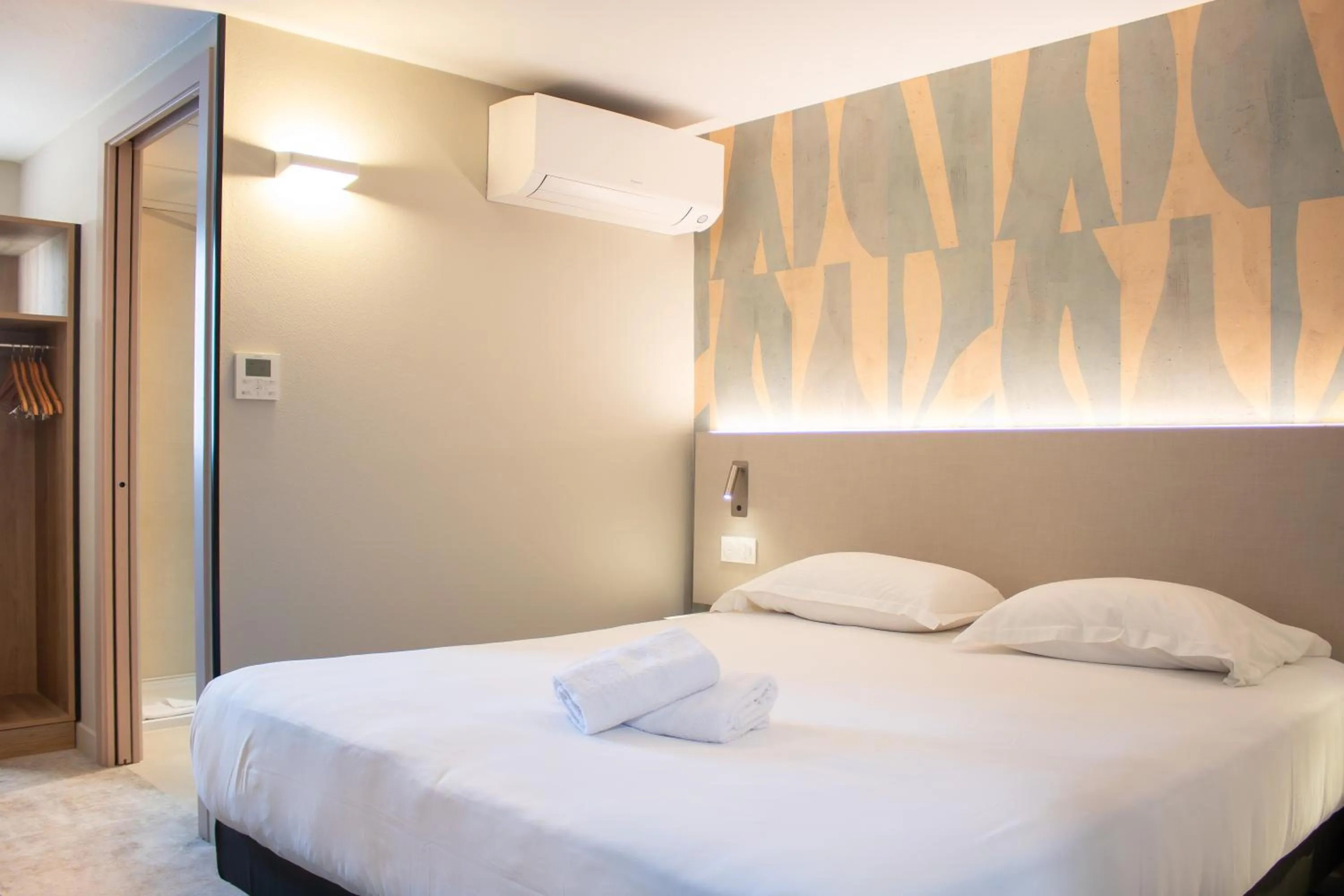 Bedroom, Bed in Brit Hotel Avignon Sud Le Calendal