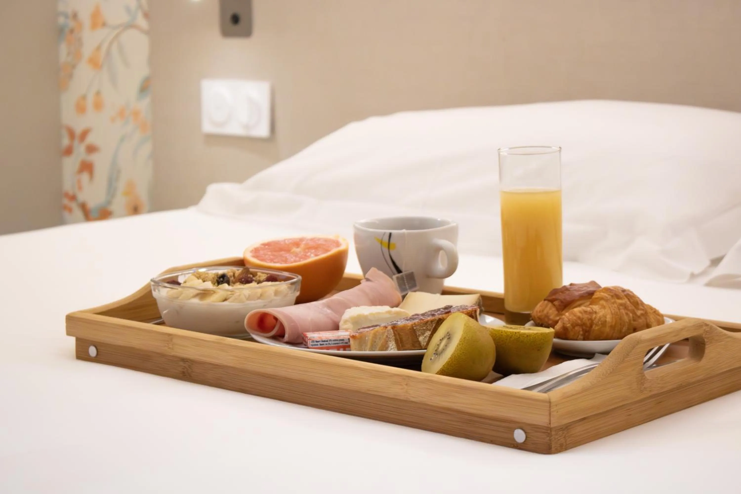 Breakfast, Bed in Brit Hotel Avignon Sud Le Calendal