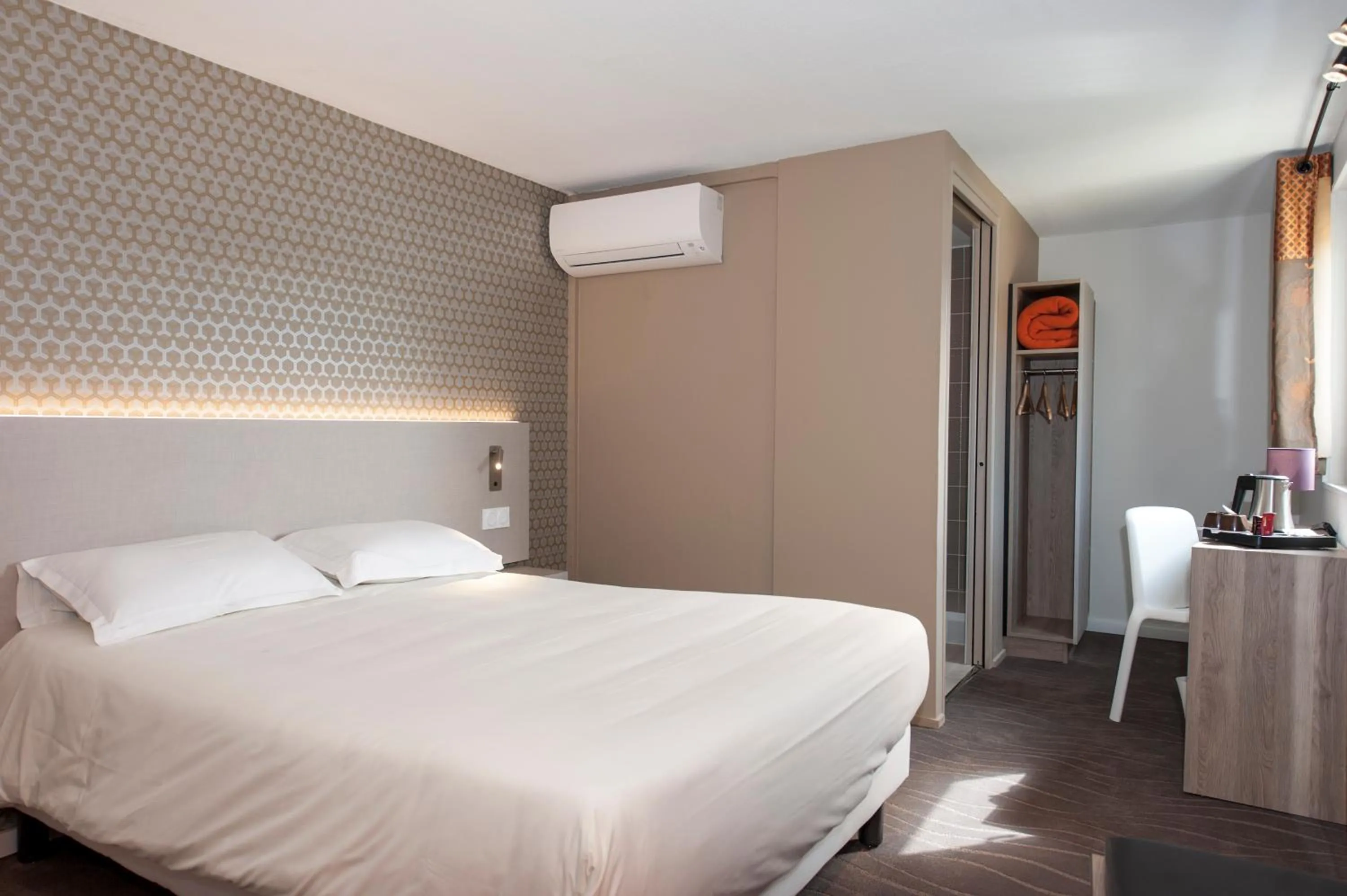 Superior Double Room in Brit Hotel Avignon Sud Le Calendal