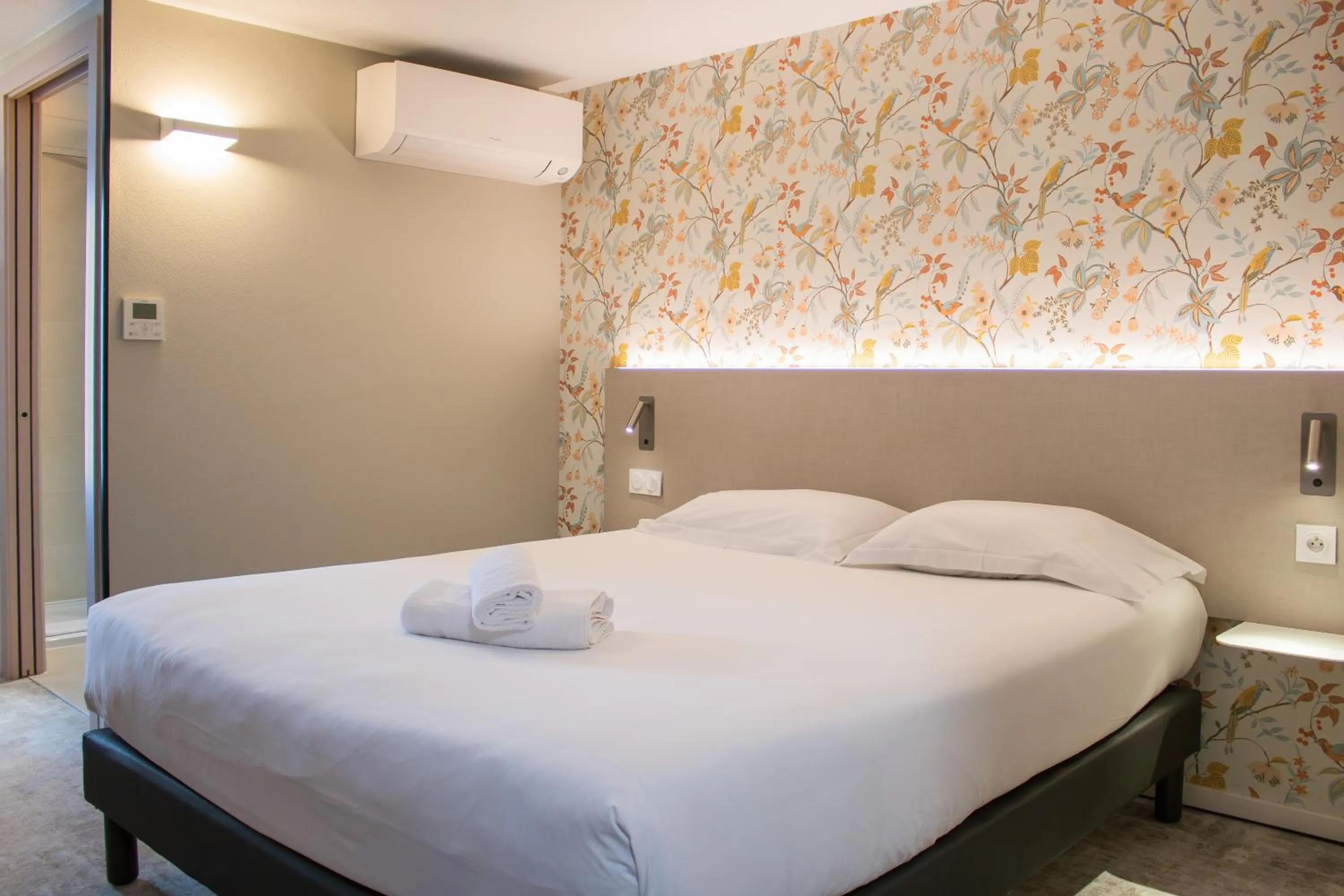 Bedroom, Bed in Brit Hotel Avignon Sud Le Calendal