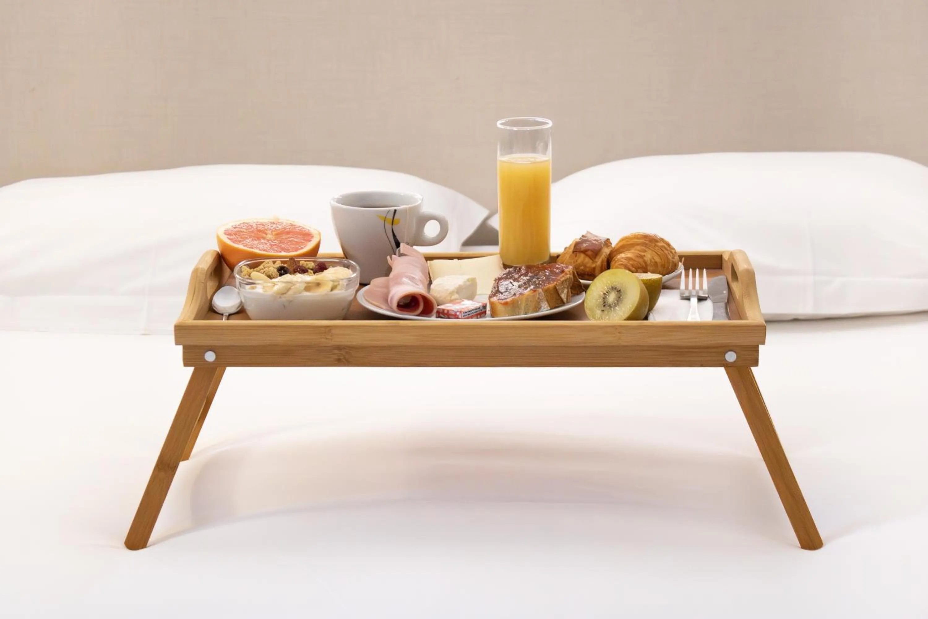 Breakfast, Bed in Brit Hotel Avignon Sud Le Calendal