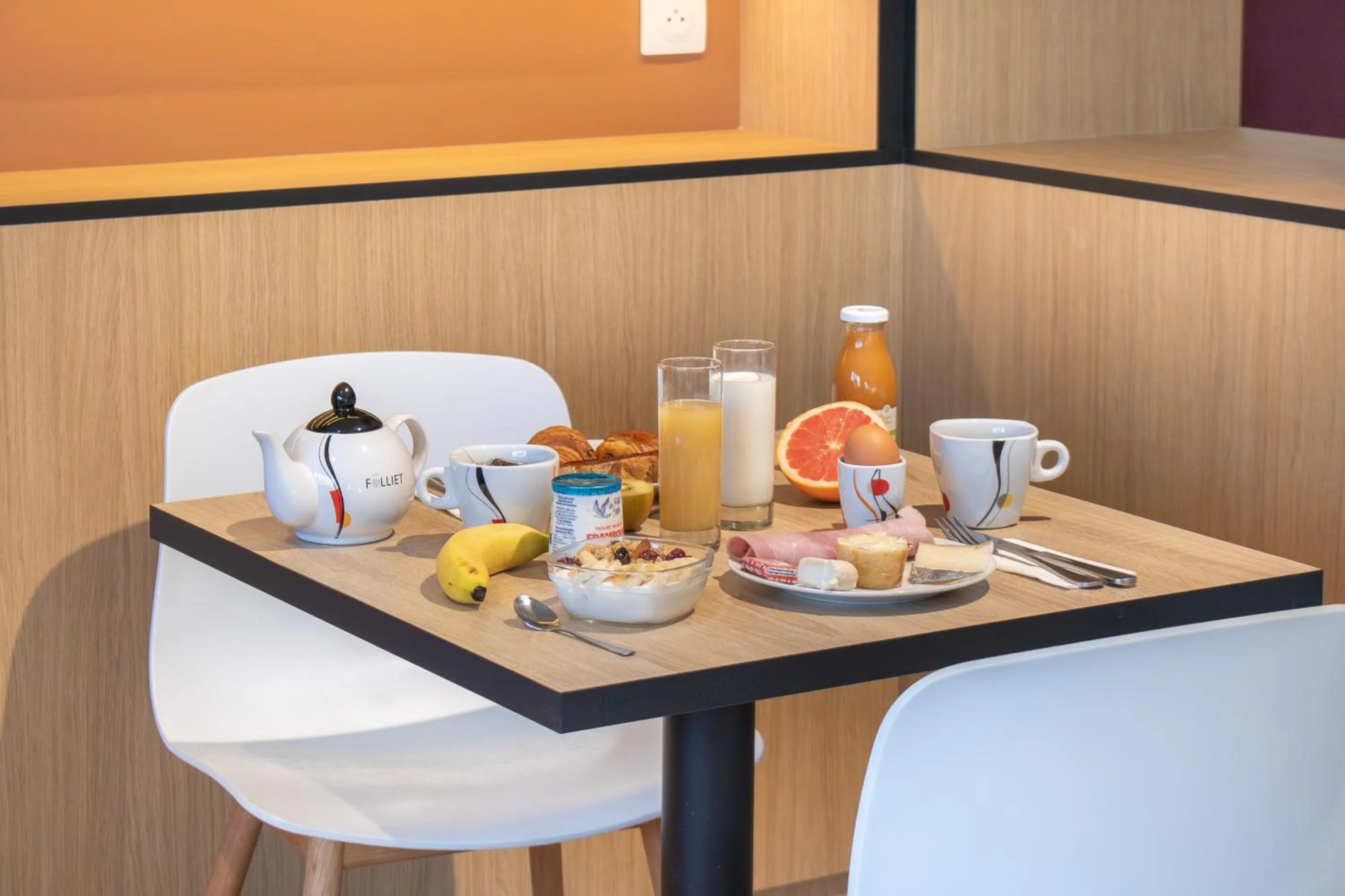 Breakfast in Brit Hotel Avignon Sud Le Calendal