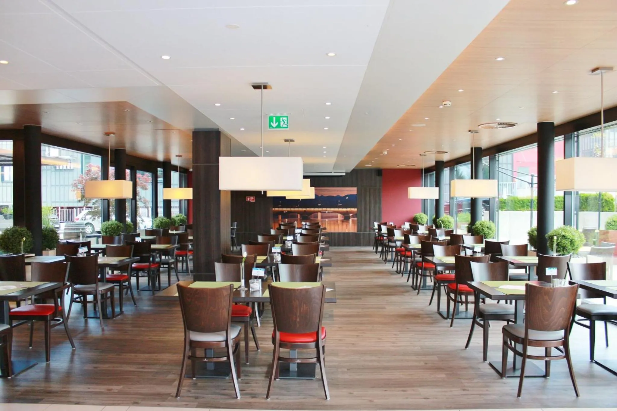 Restaurant/places to eat in Holiday Inn Express Zürich Airport by IHG