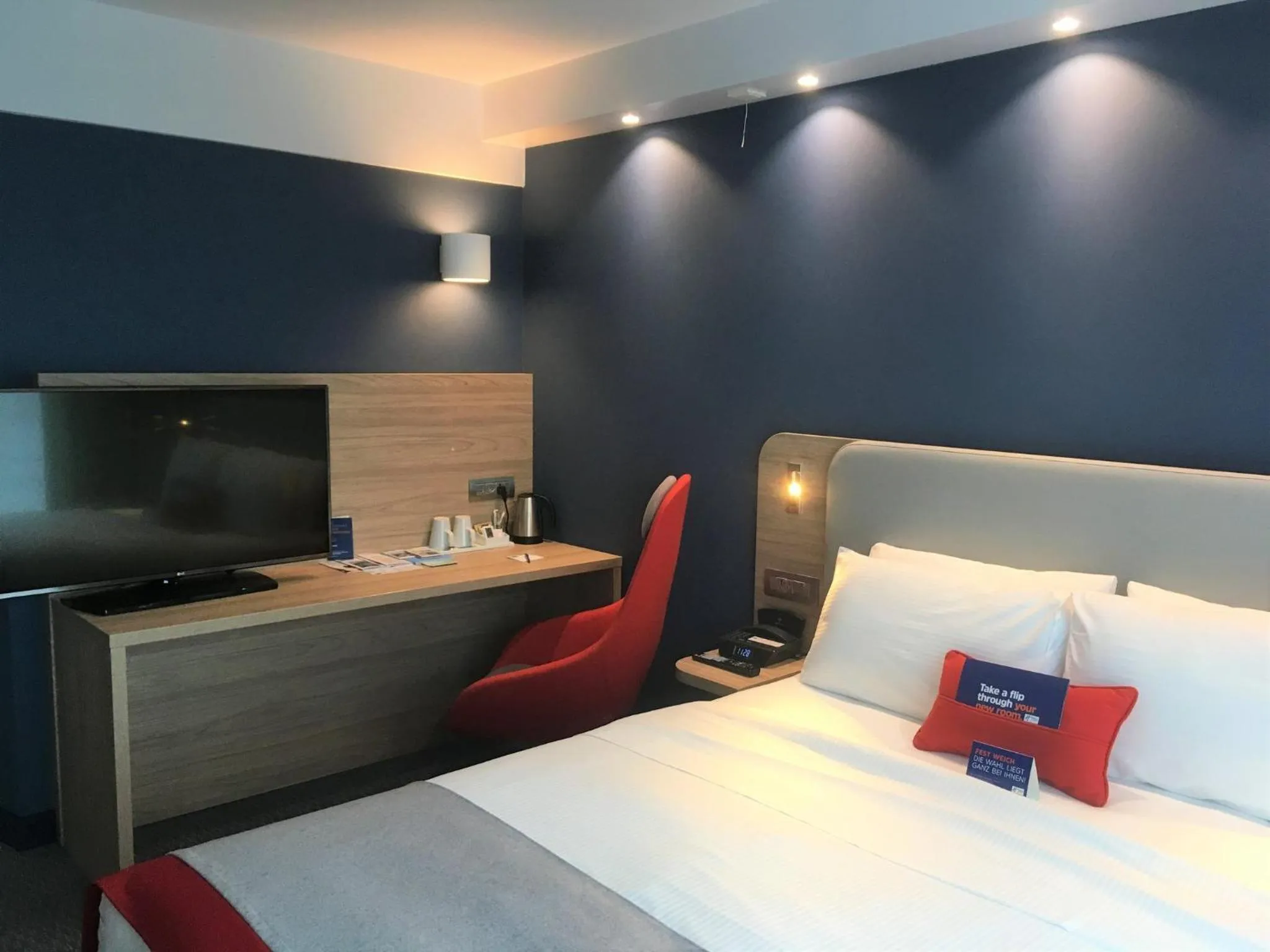 Photo of the whole room, Bed in Holiday Inn Express Zürich Airport by IHG