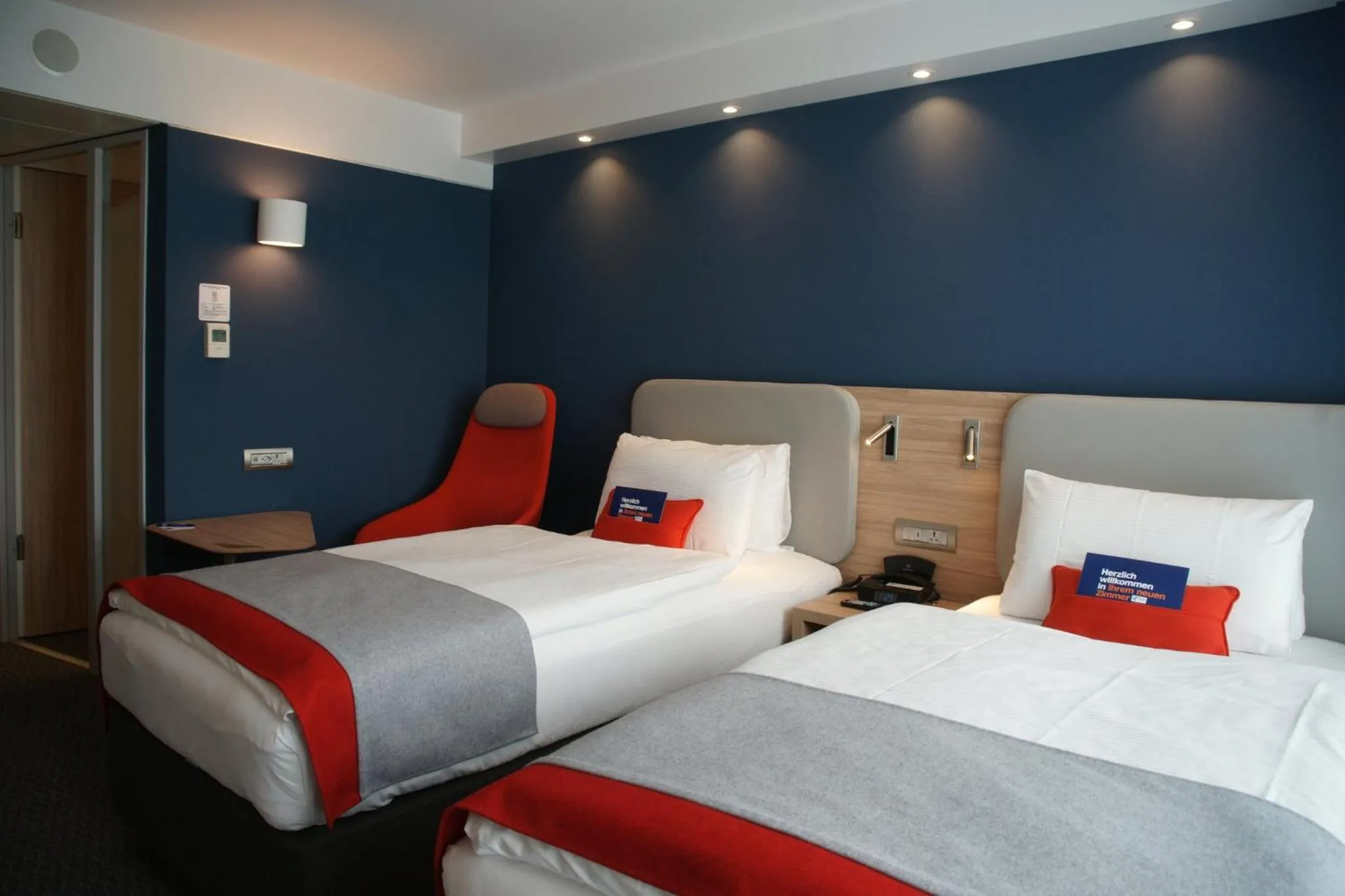 Photo of the whole room, Bed in Holiday Inn Express Zürich Airport by IHG