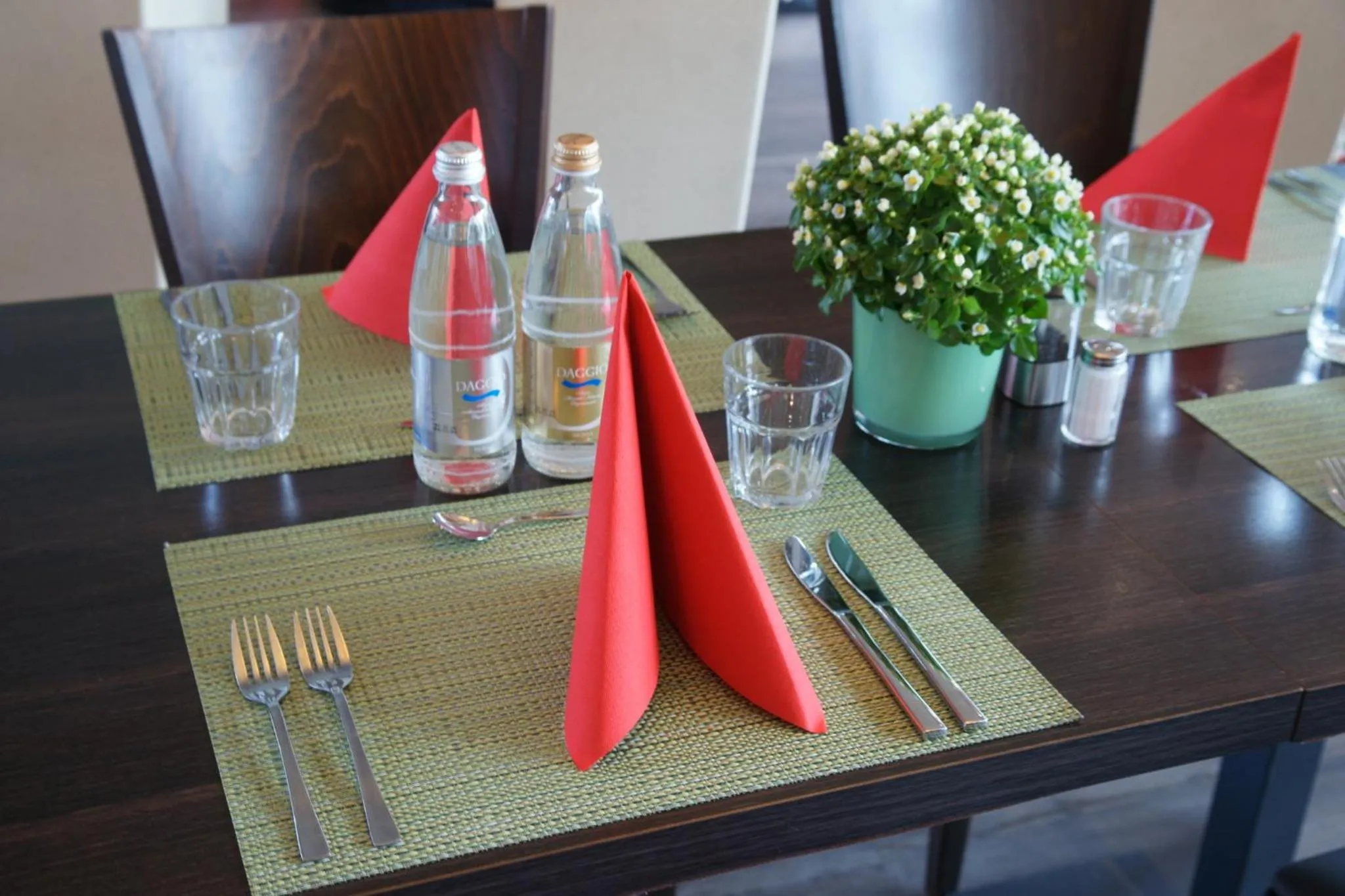 Restaurant/places to eat in Holiday Inn Express Zürich Airport by IHG