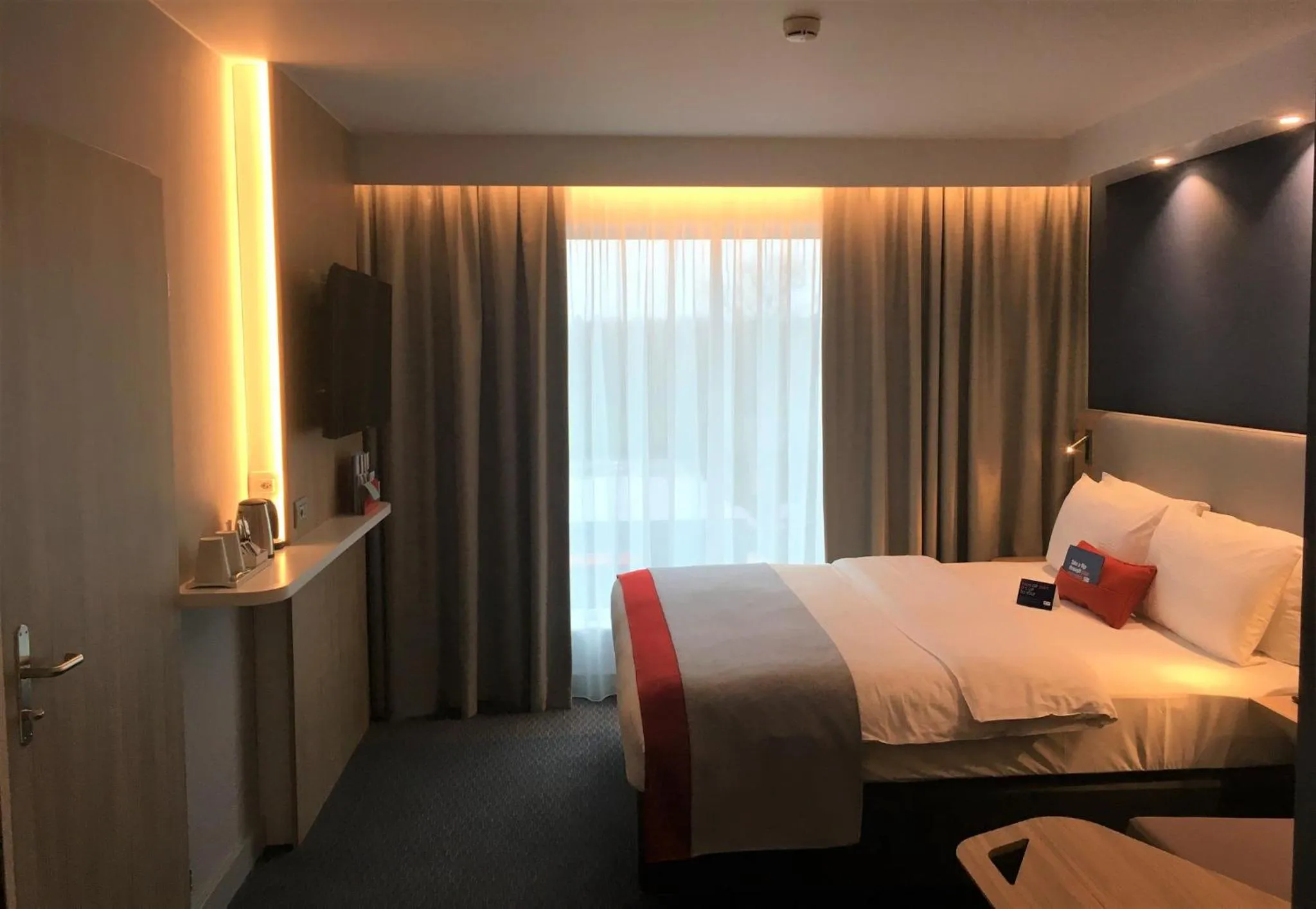 Photo of the whole room, Bed in Holiday Inn Express Zürich Airport by IHG