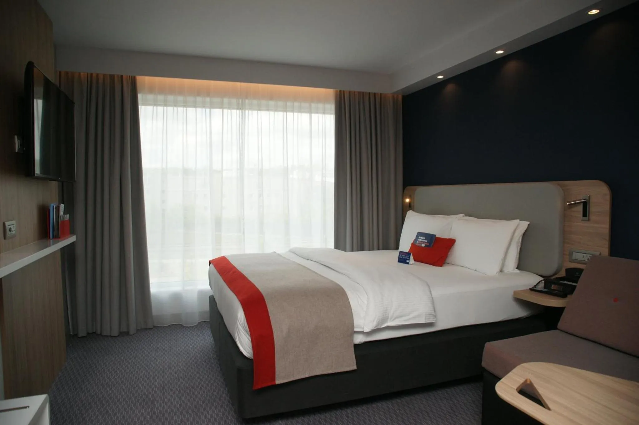 Photo of the whole room, Bed in Holiday Inn Express Zürich Airport by IHG