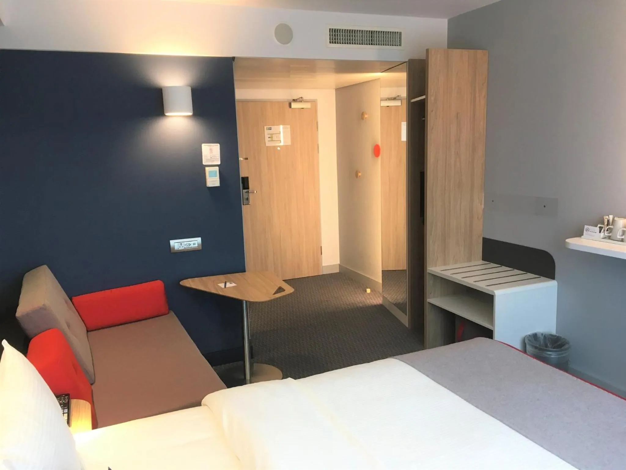 Photo of the whole room, Bed in Holiday Inn Express Zürich Airport by IHG