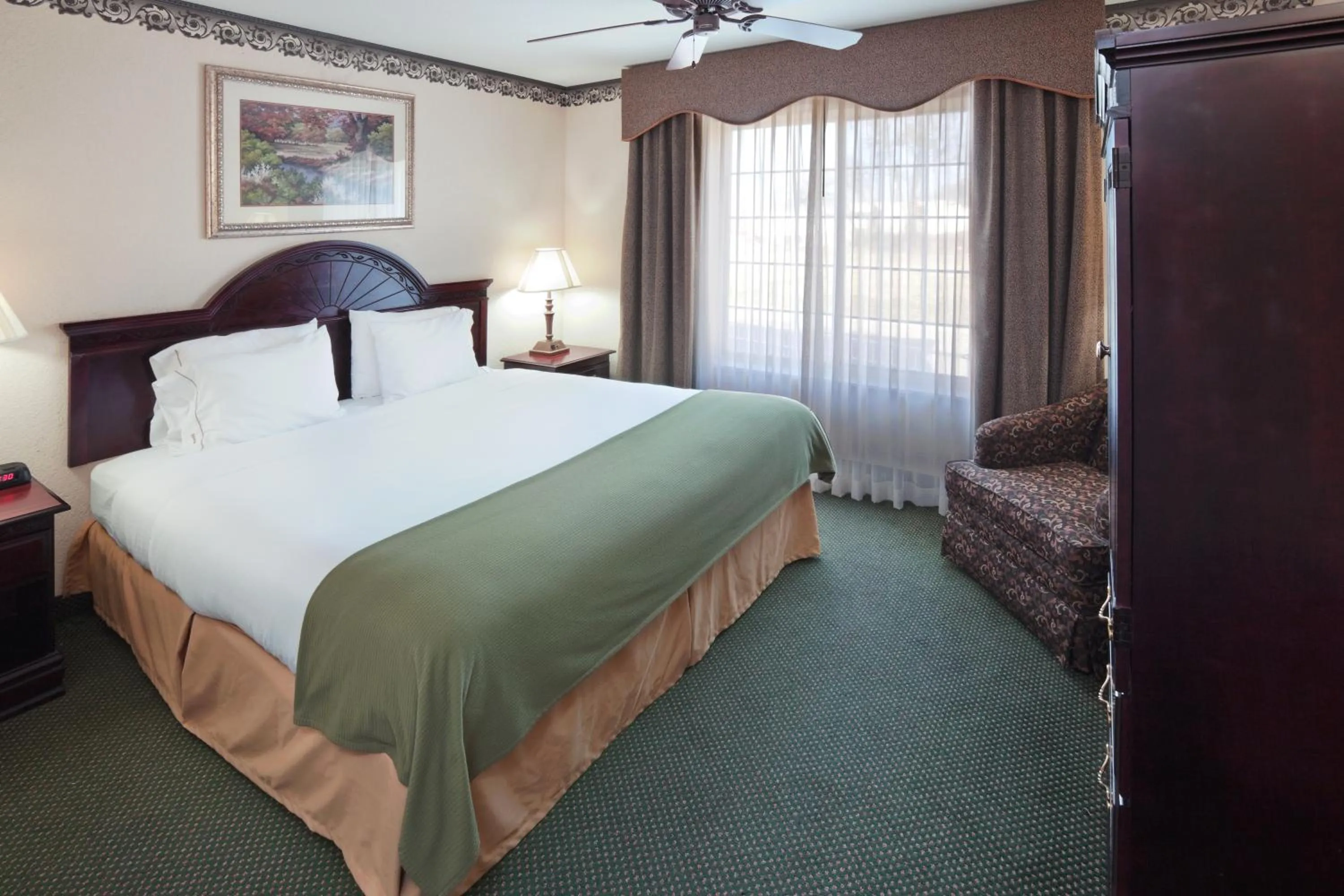 Bed in Holiday Inn Express Hotel & Suites Gainesville by IHG
