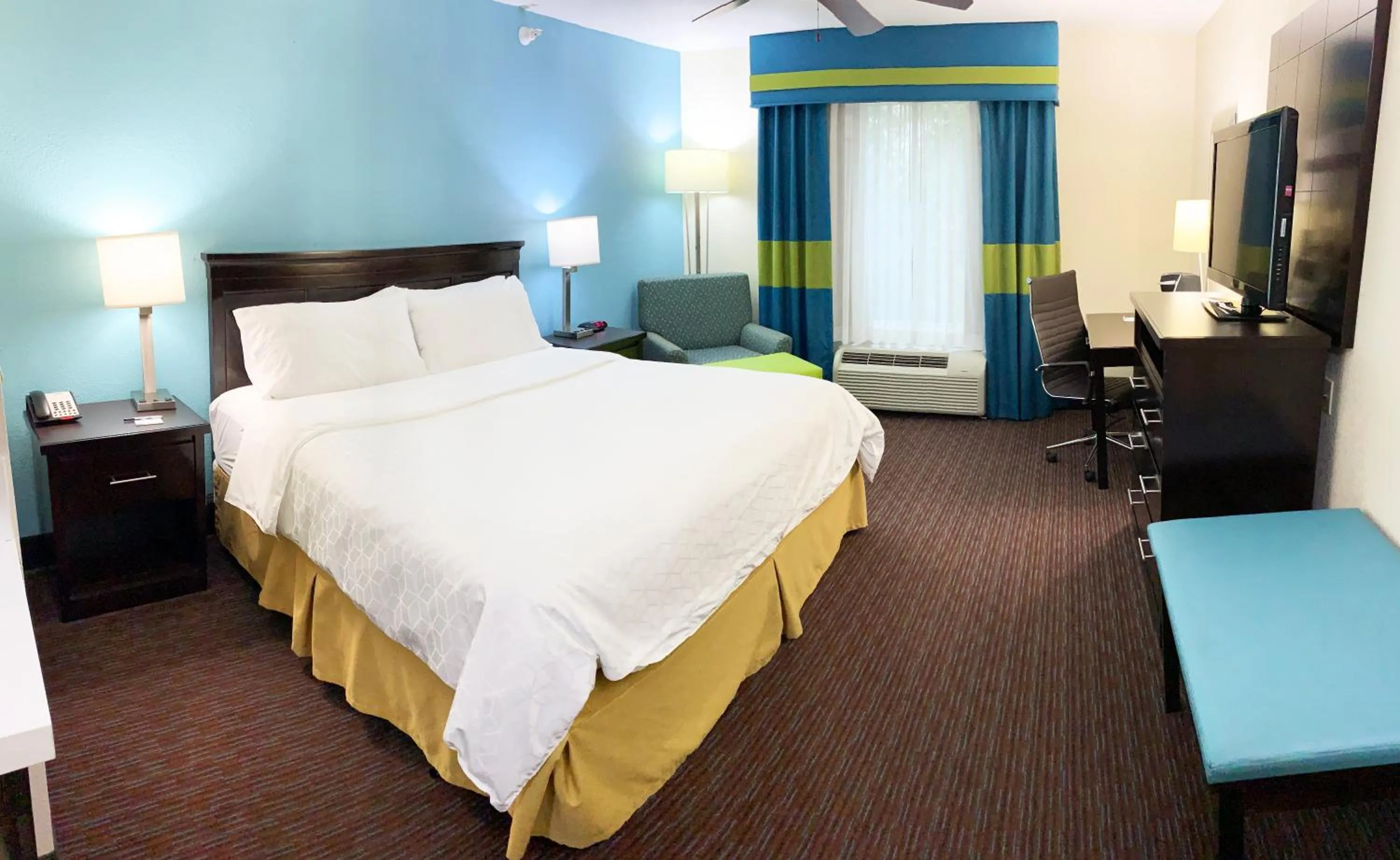 Photo of the whole room, Bed in Holiday Inn Express Hotel & Suites Gainesville by IHG