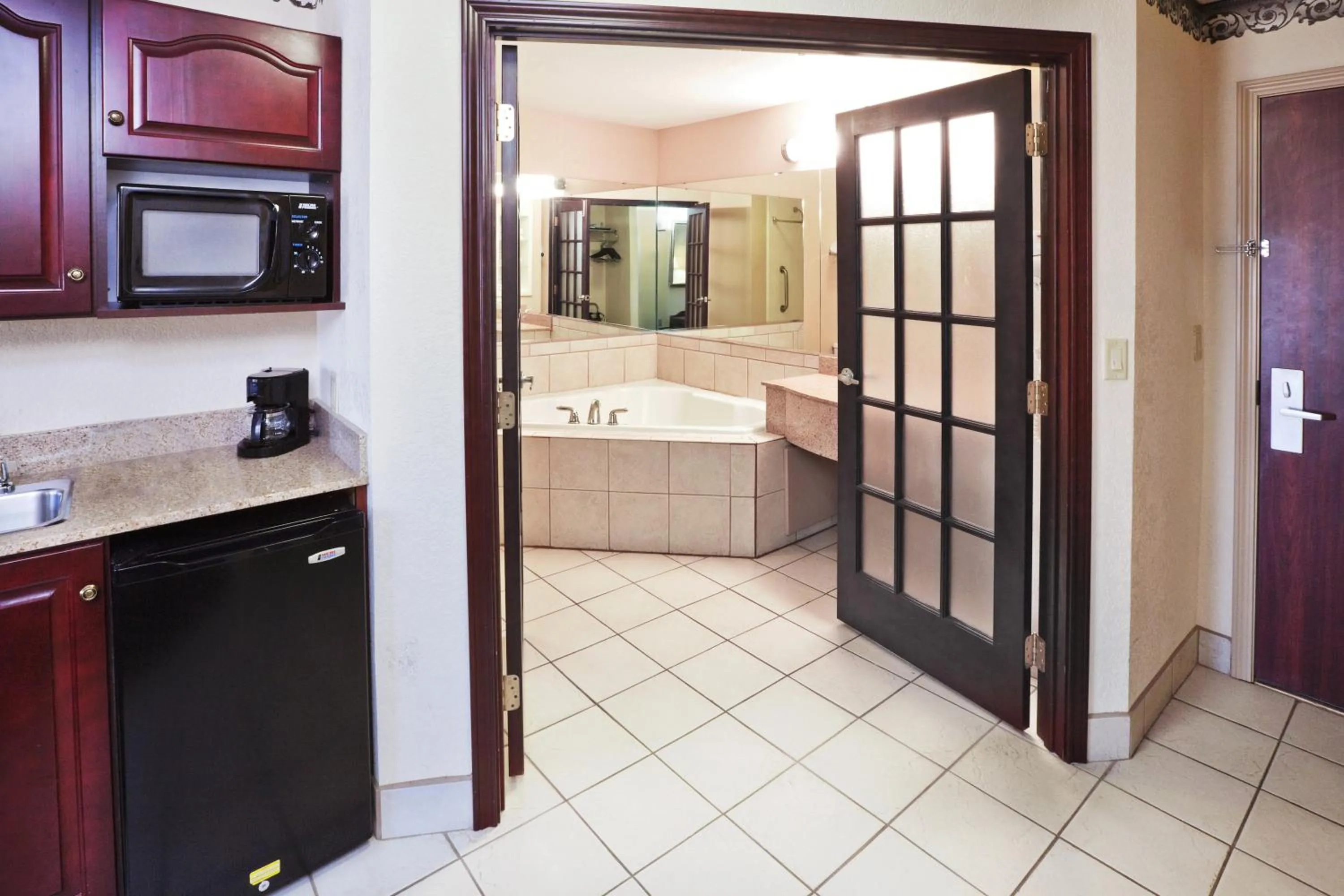 Photo of the whole room in Holiday Inn Express Hotel & Suites Gainesville by IHG