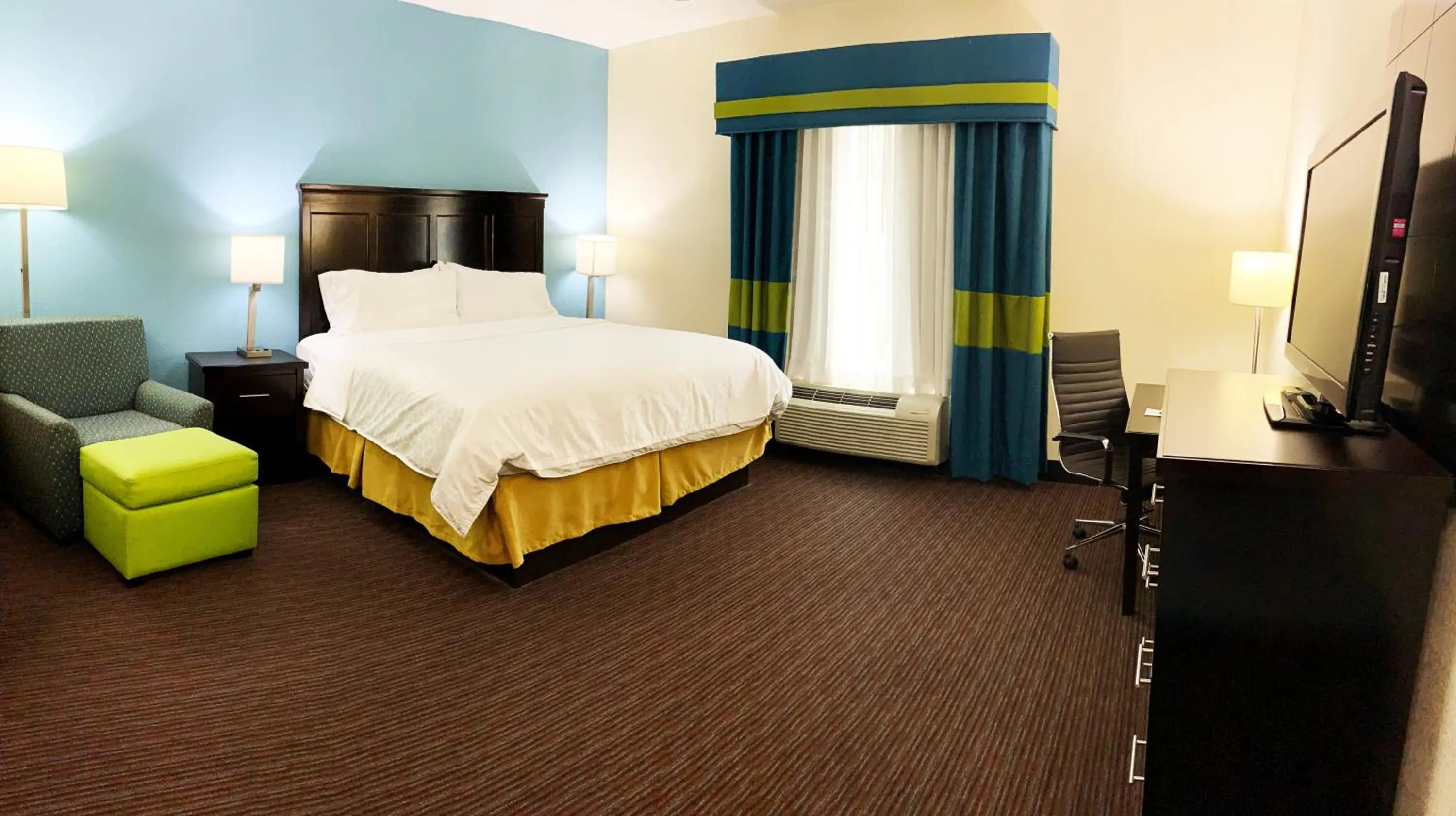 Photo of the whole room, Bed in Holiday Inn Express Hotel & Suites Gainesville by IHG