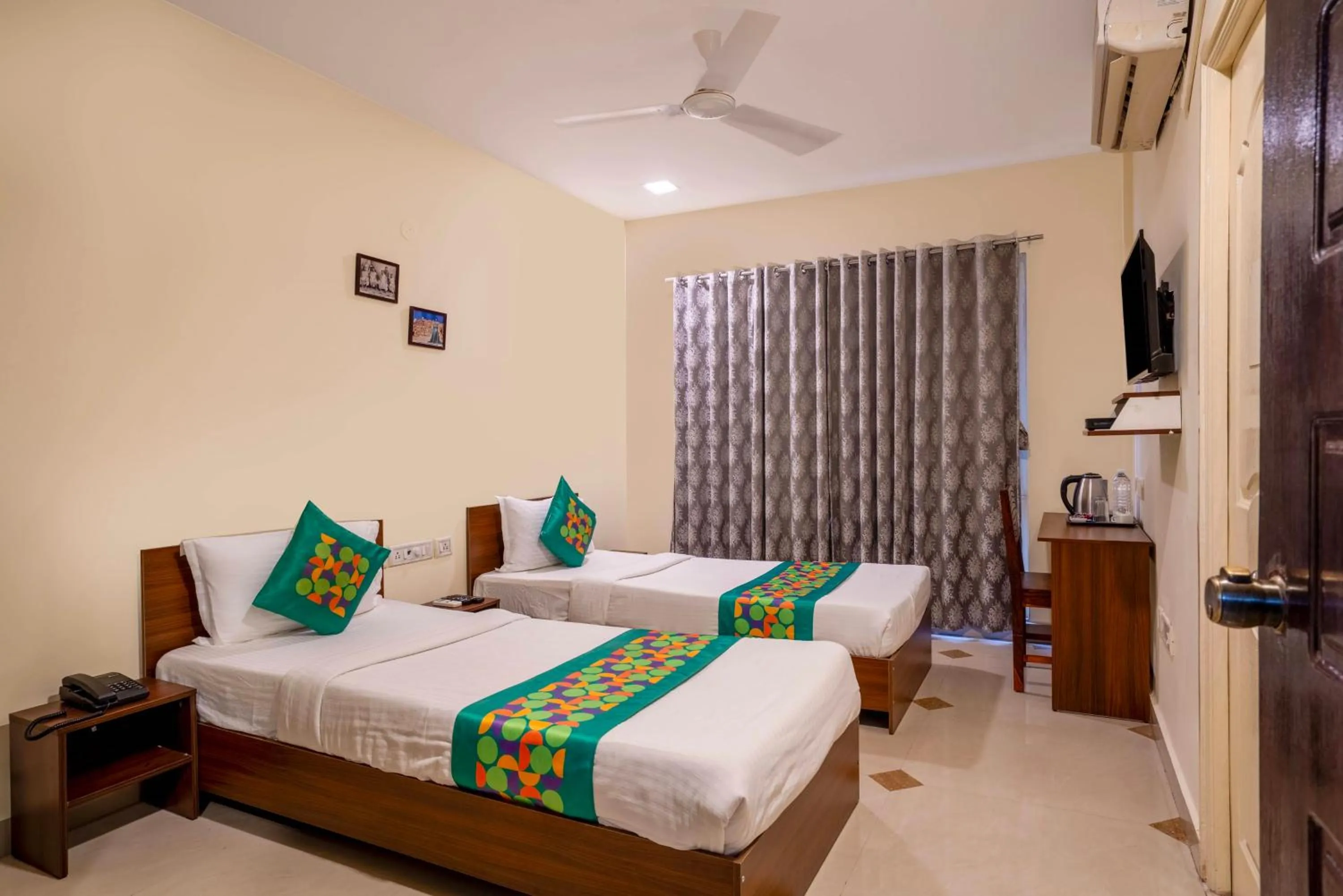 Bedroom, Bed in Treebo Srico, Banjara Hills